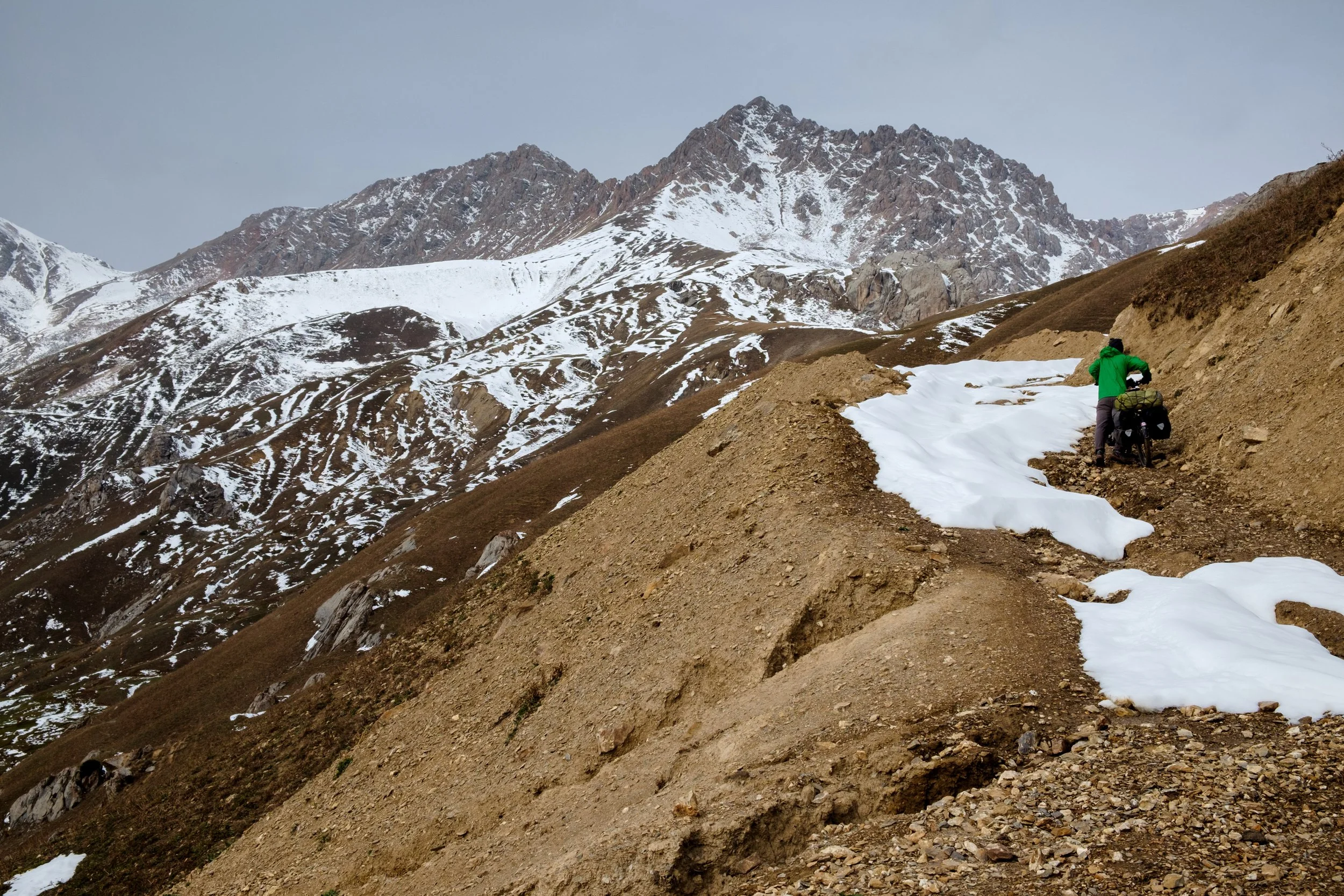 Une route enneigée dans les montagnes du Kirghizistan