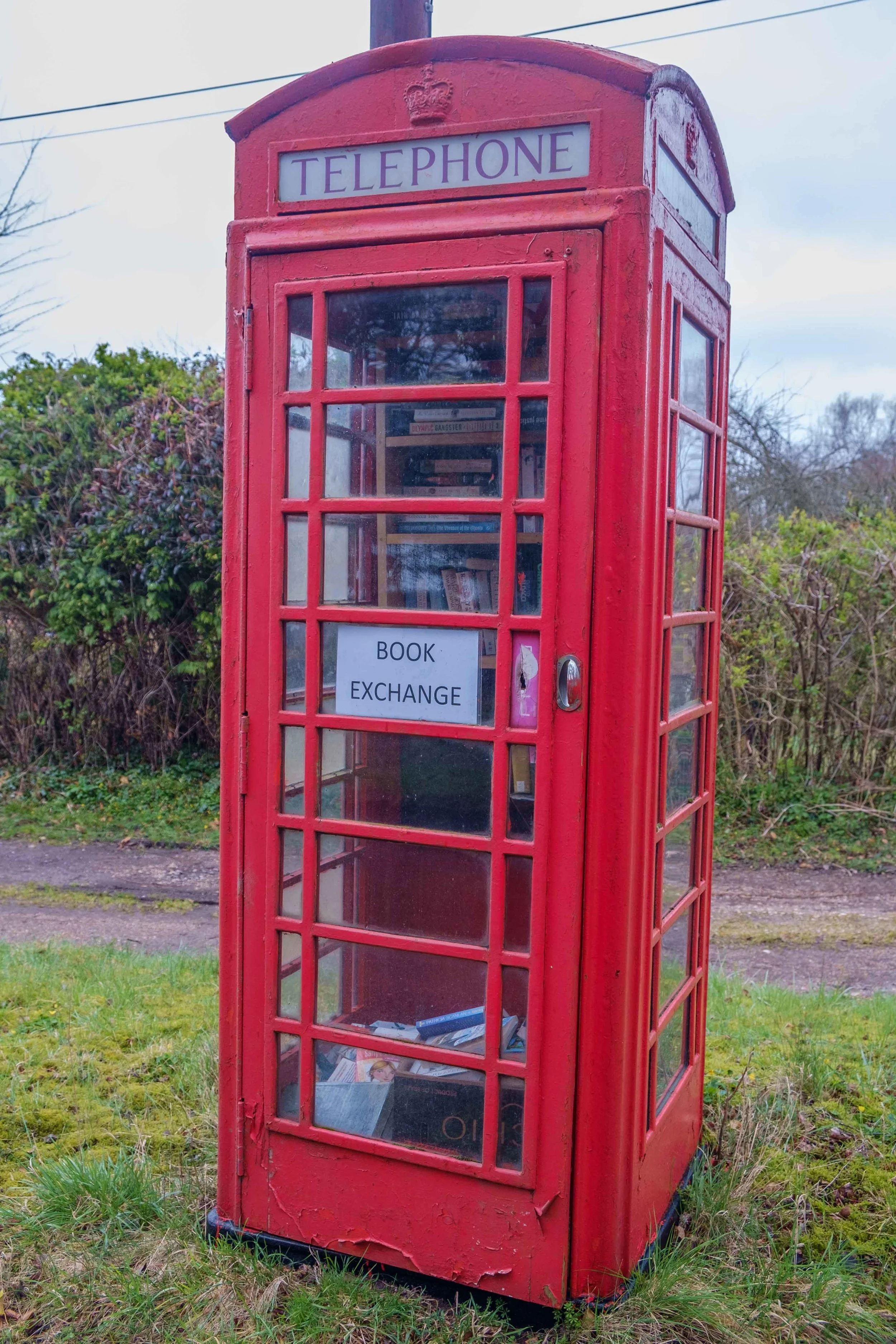 Une ancienne cabine téléphonique devenue bibliothèque.