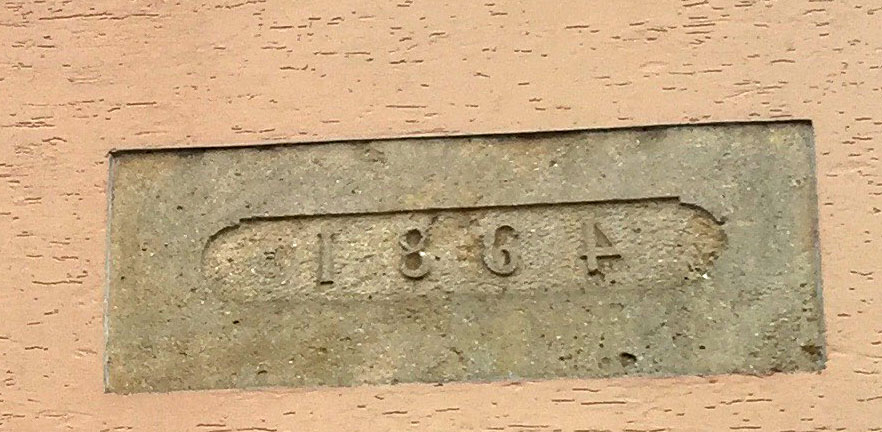 Ça fait 150 ans que les habitants de cette maison sont frustrés du maçon trop lâche pour écrire la date comme il faut.