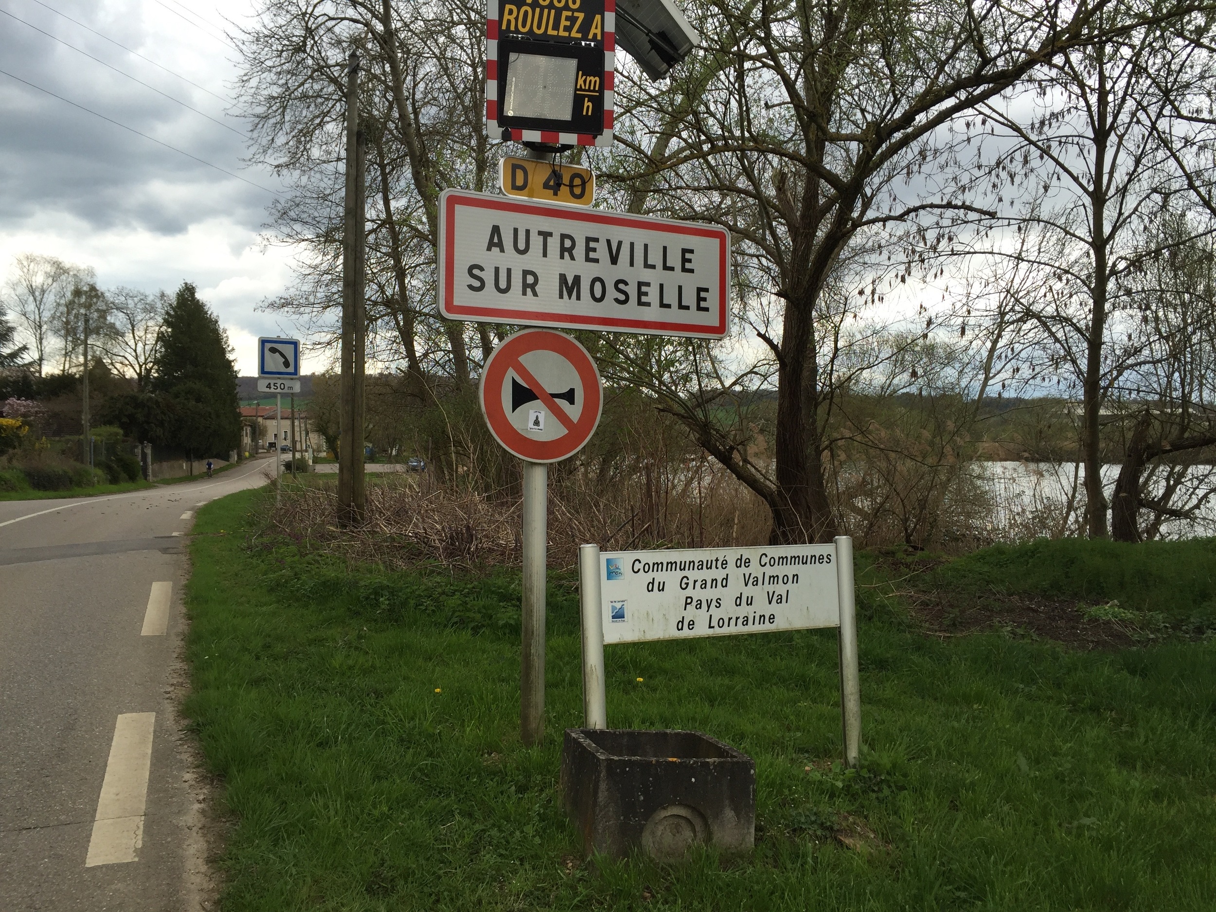 Quand ça ne te tente juste pas de penser à un nom pour ta ville, tu la nommes « l'autre ville ».