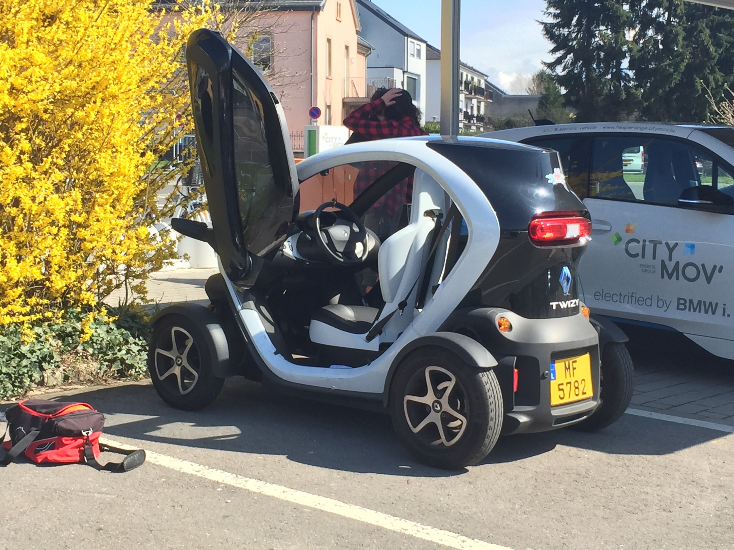 Les automobiles sont définitivement plus petites en Europe. Et celle-ci est électrique par-dessus le marché!