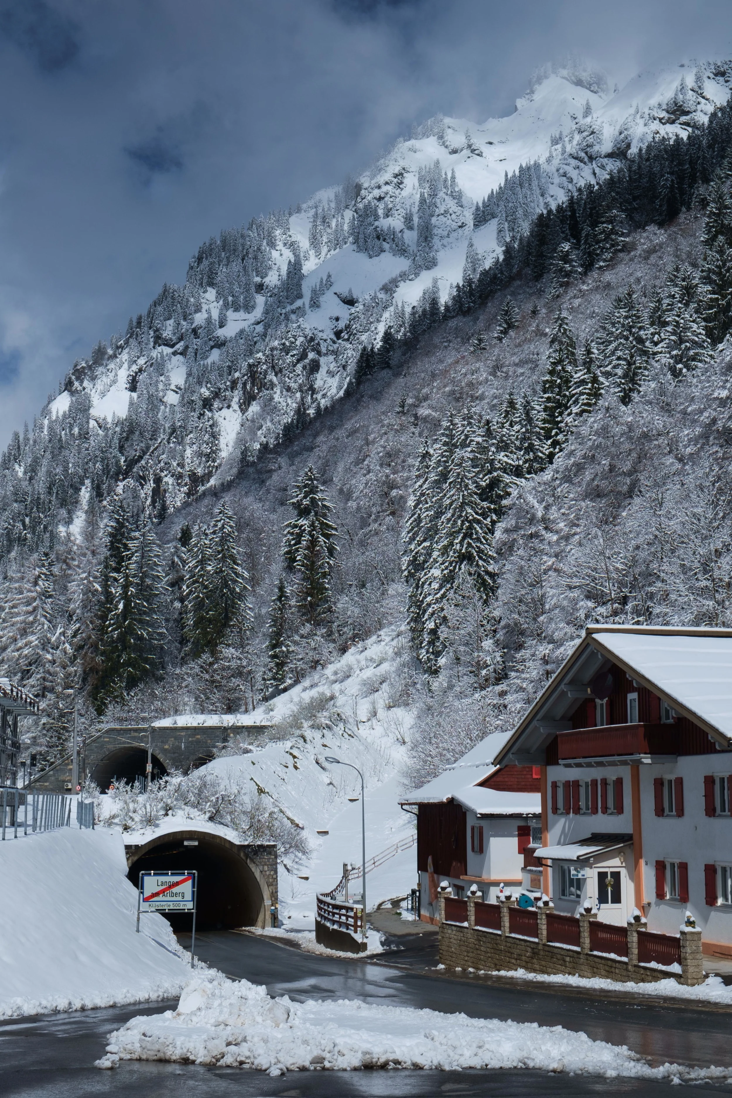 Le matin après la tempête. À gauche, le tunnel sur lequel j'étais pour installer ma tente.