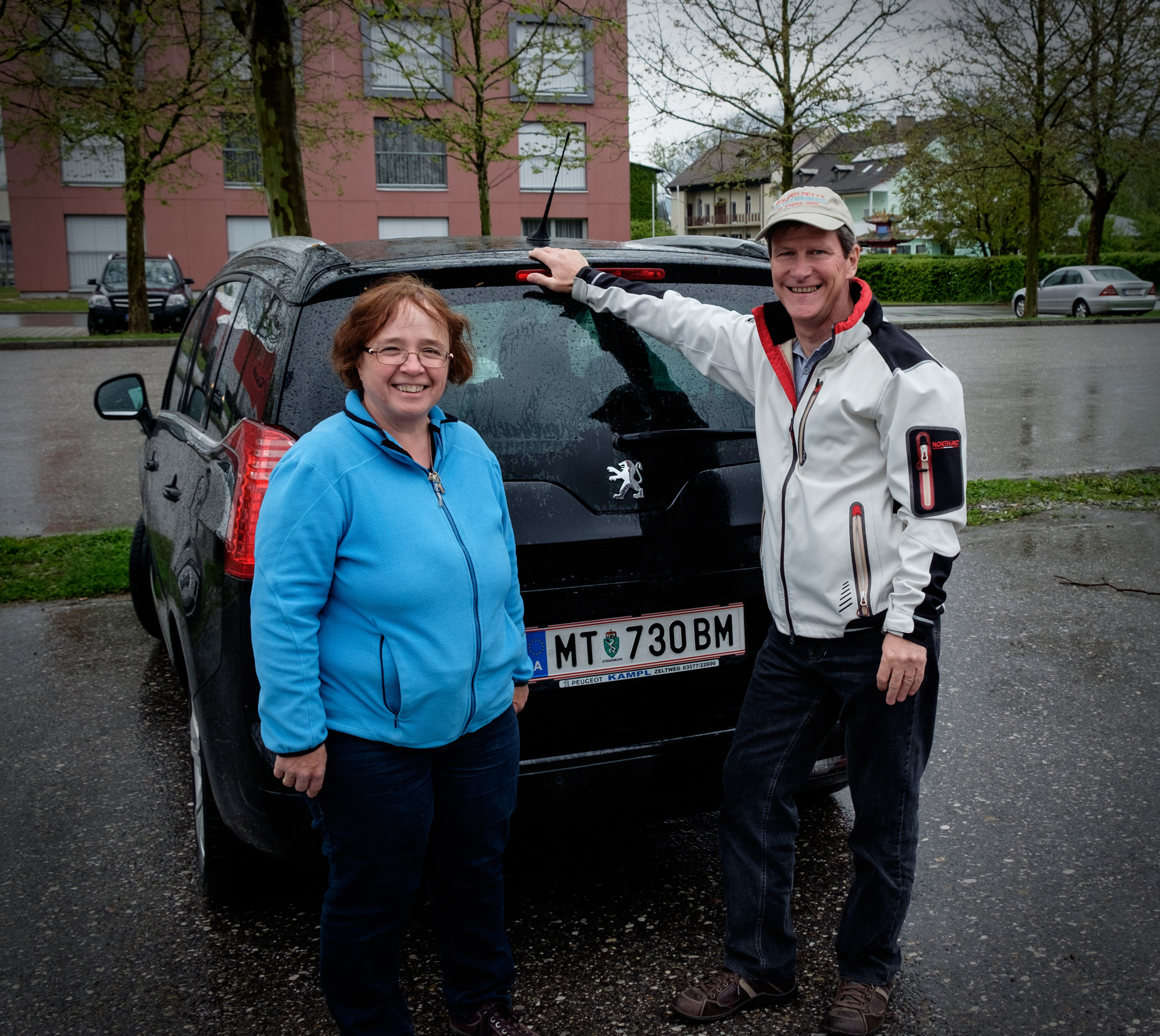 Heidi et Hanno, et leur automobile salvatrice.