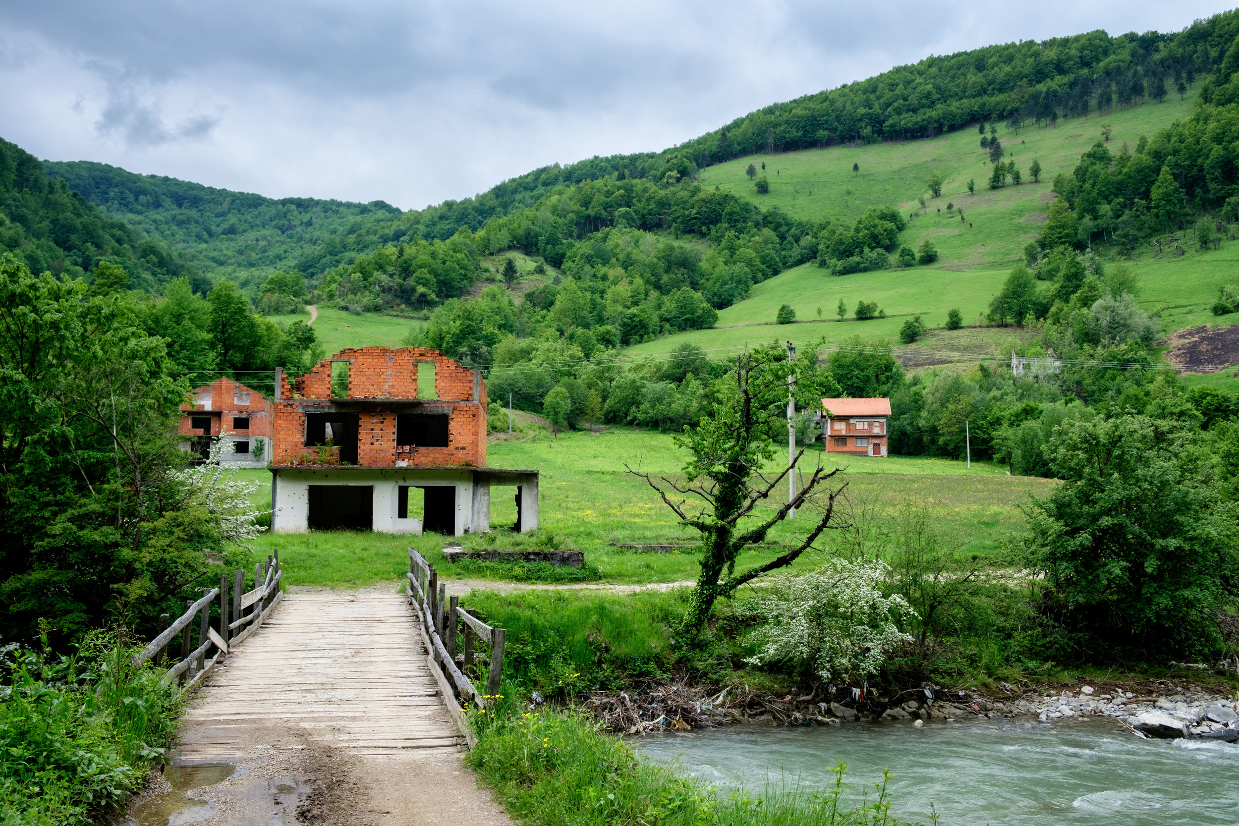 Sur la route, d'autres maisons abandonnées.