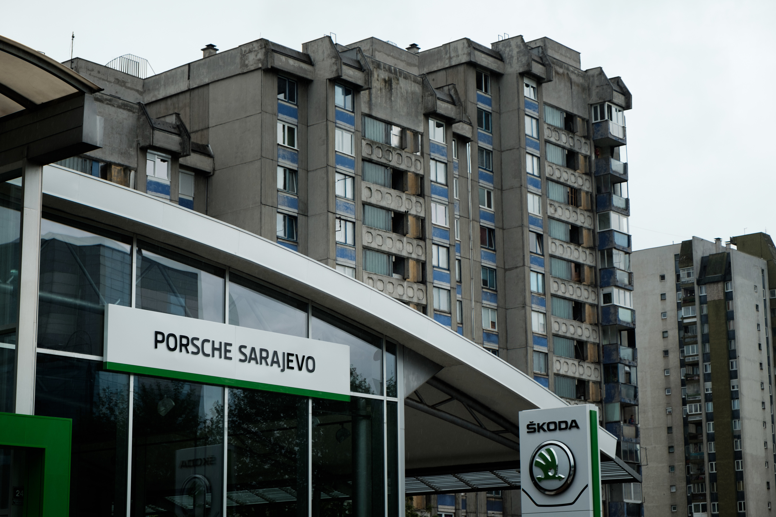 Le capitalisme côtoyant le passé communiste.