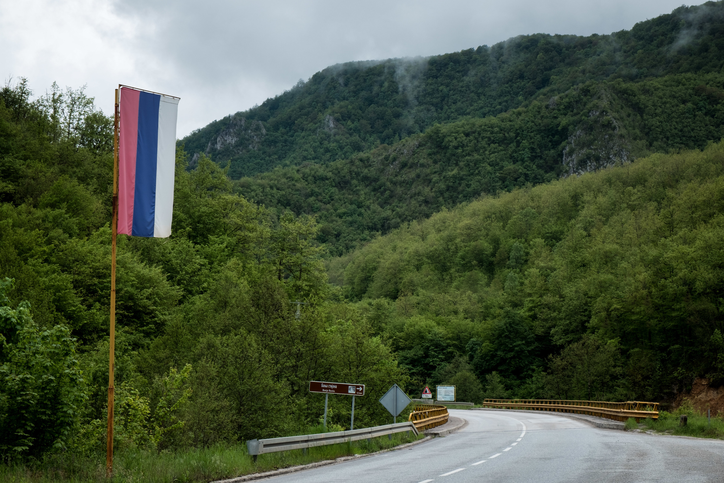 Le drapeau de la République serbe de Bosnie.