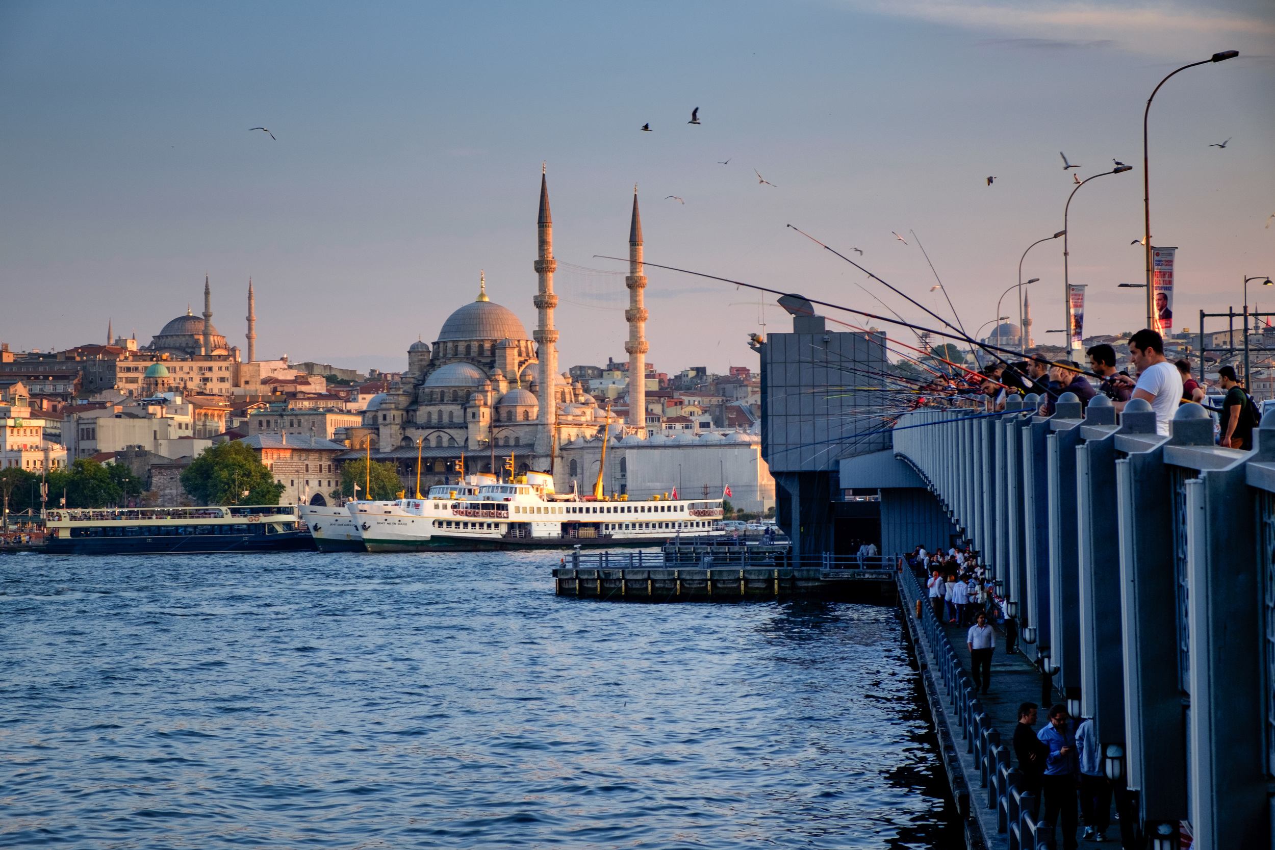 Pêcheurs sur le pont de Galata.