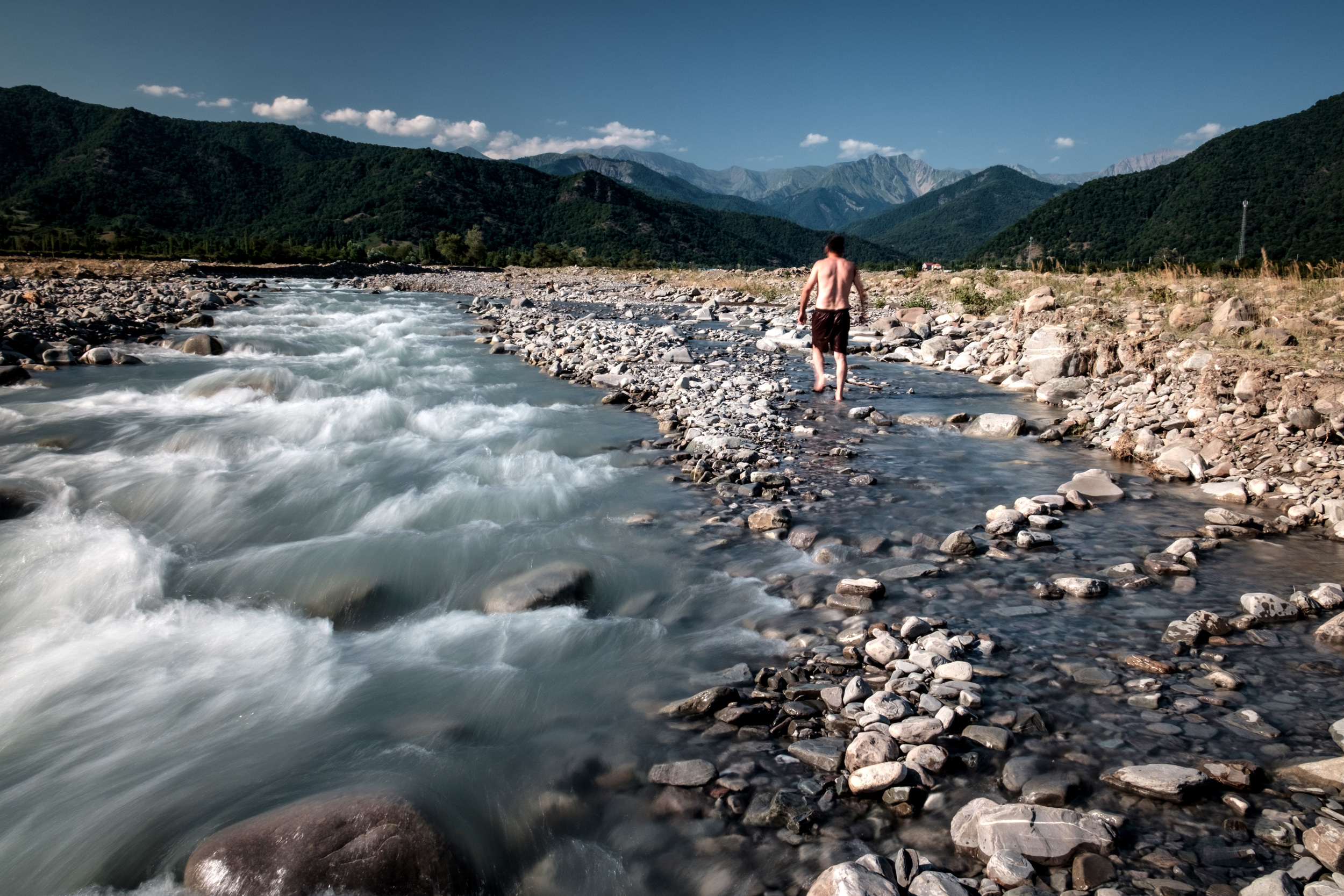 La rivière magique, et un baigneur azéri.