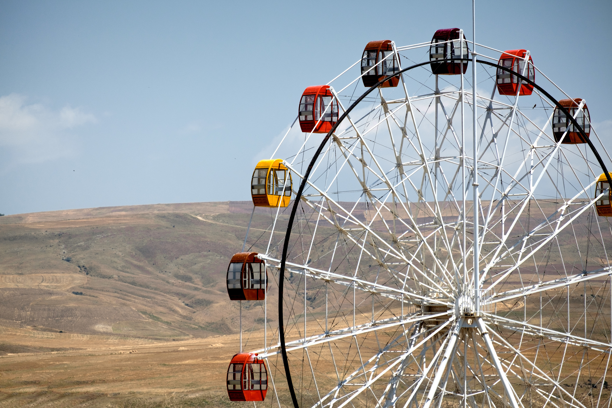 La grande roue perdue dans le désert.