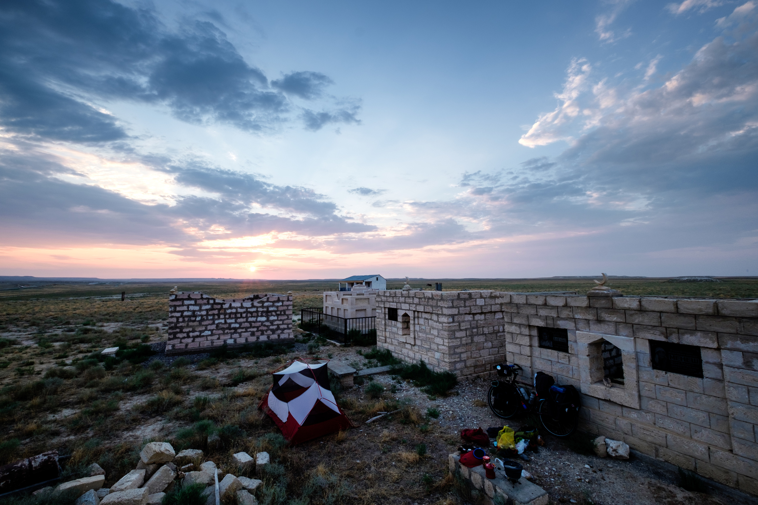 Camping dans un cimetière musulman.