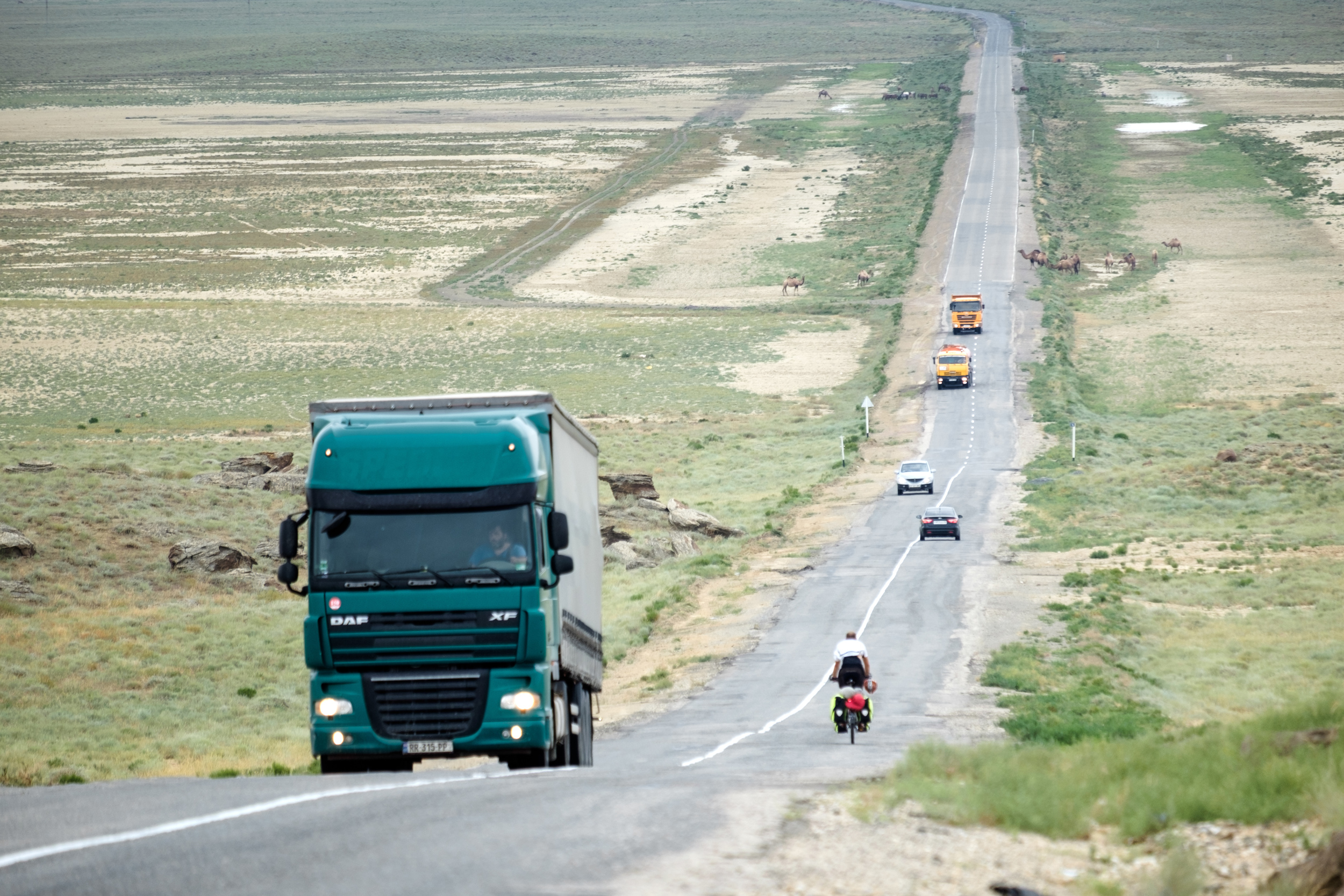 Jon parmi les camions alors qu'on roulait ensemble.