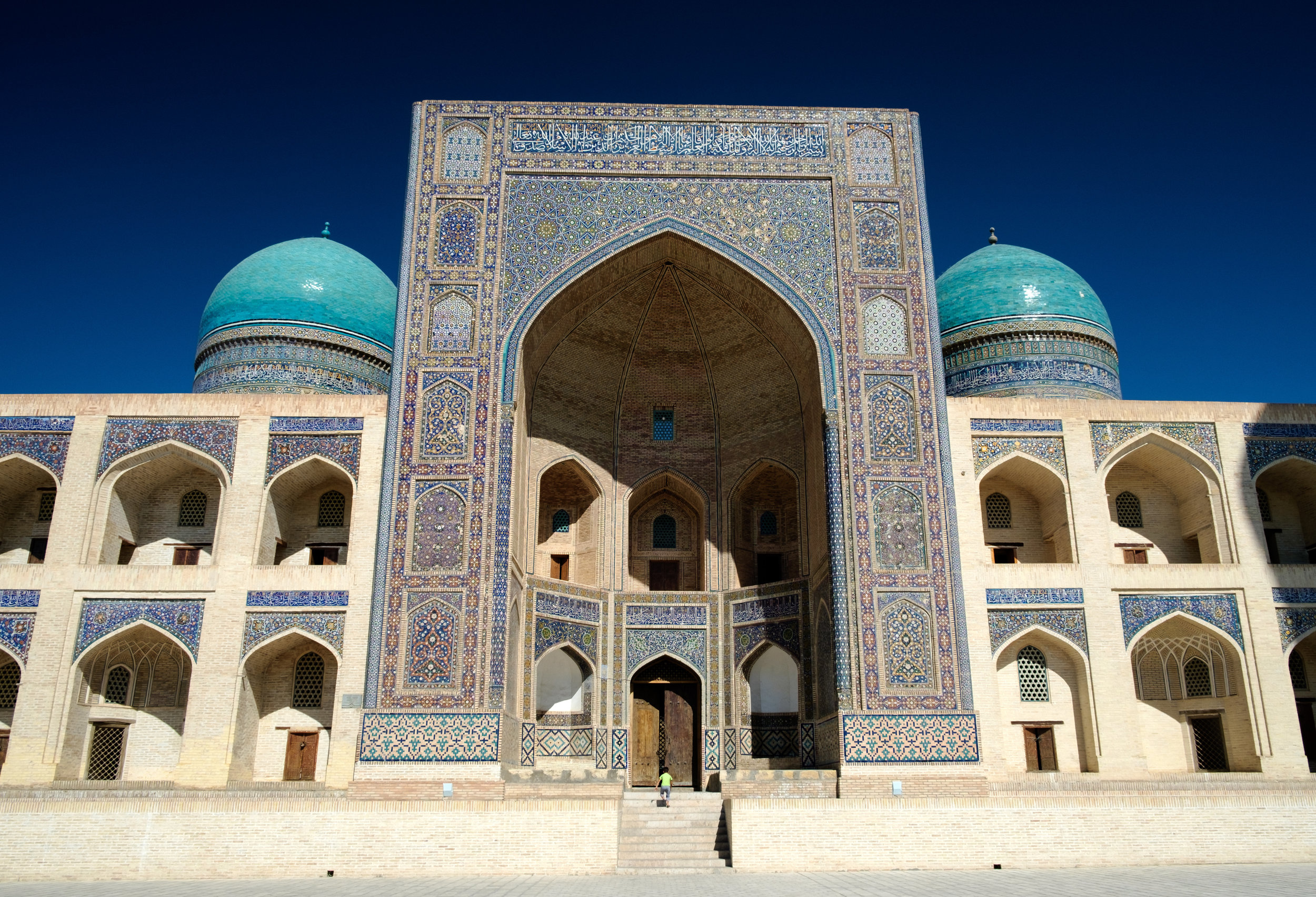 Le madrasa (ou école) Mir-i-Arab, où on y enseigne la religion.