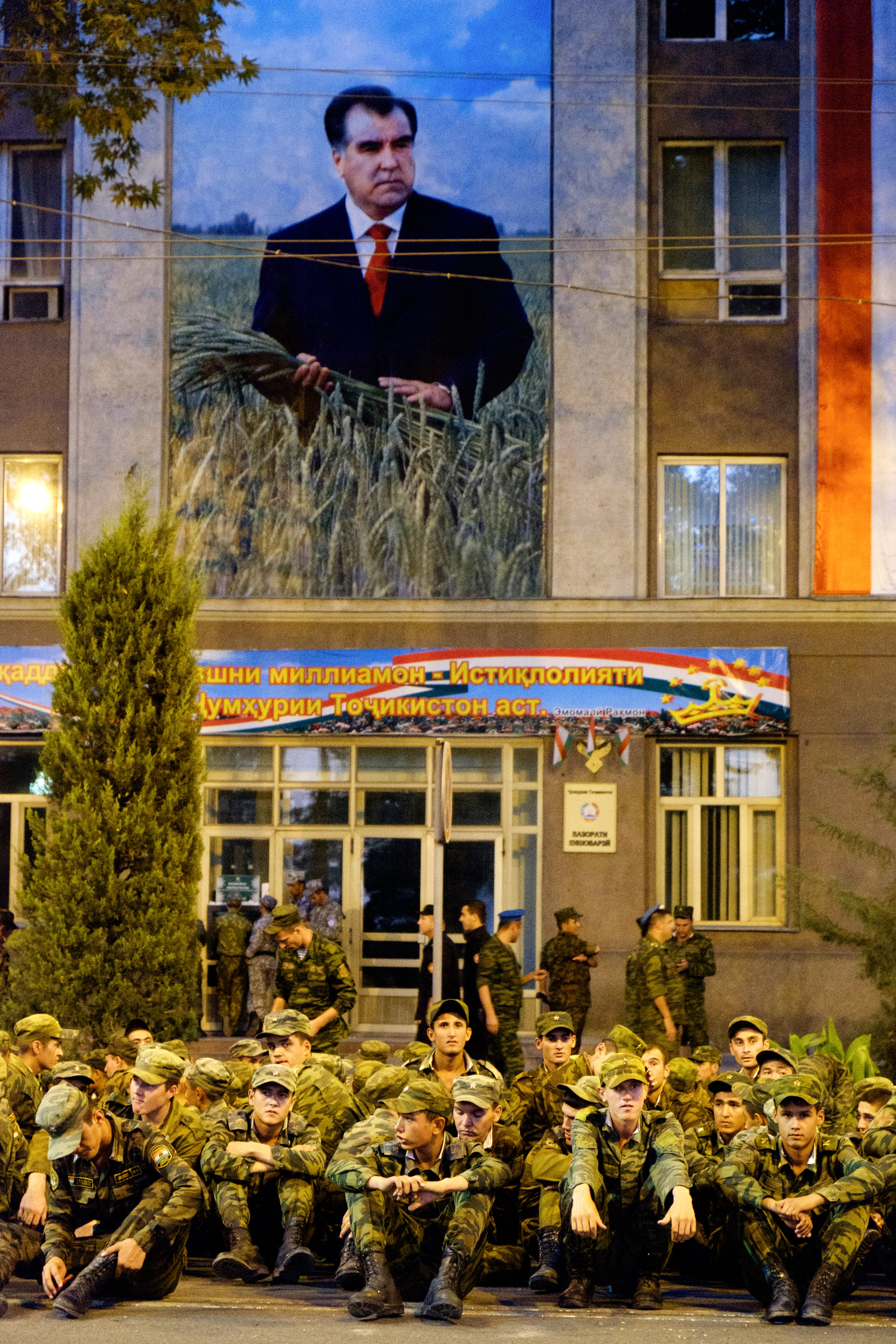 L'armée au repos, sous l'oeil bienveillant du président.