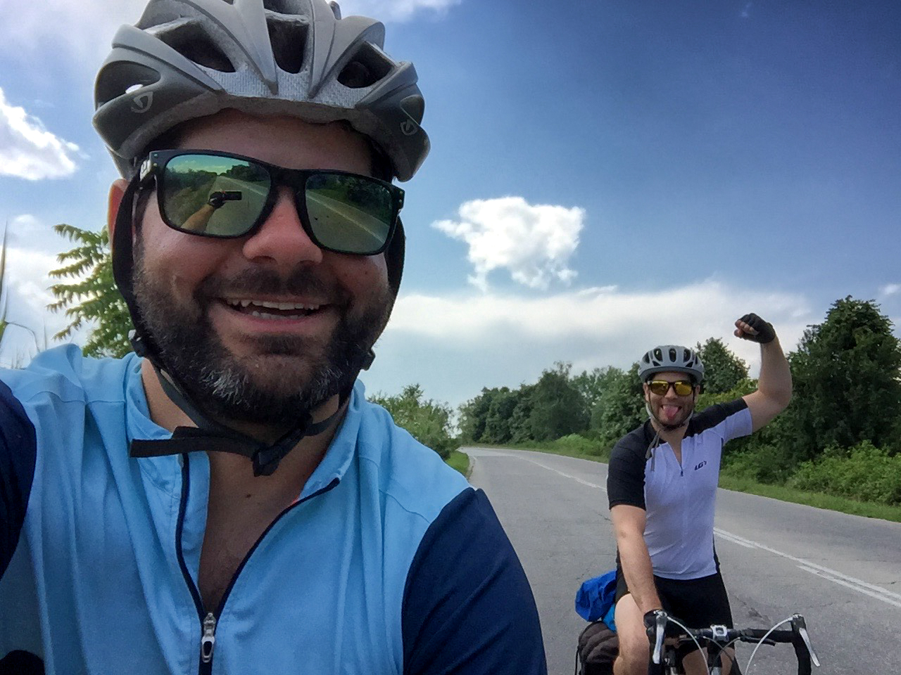 Jonathan et Sacha en vélo en Bulgarie, en juin dernier.