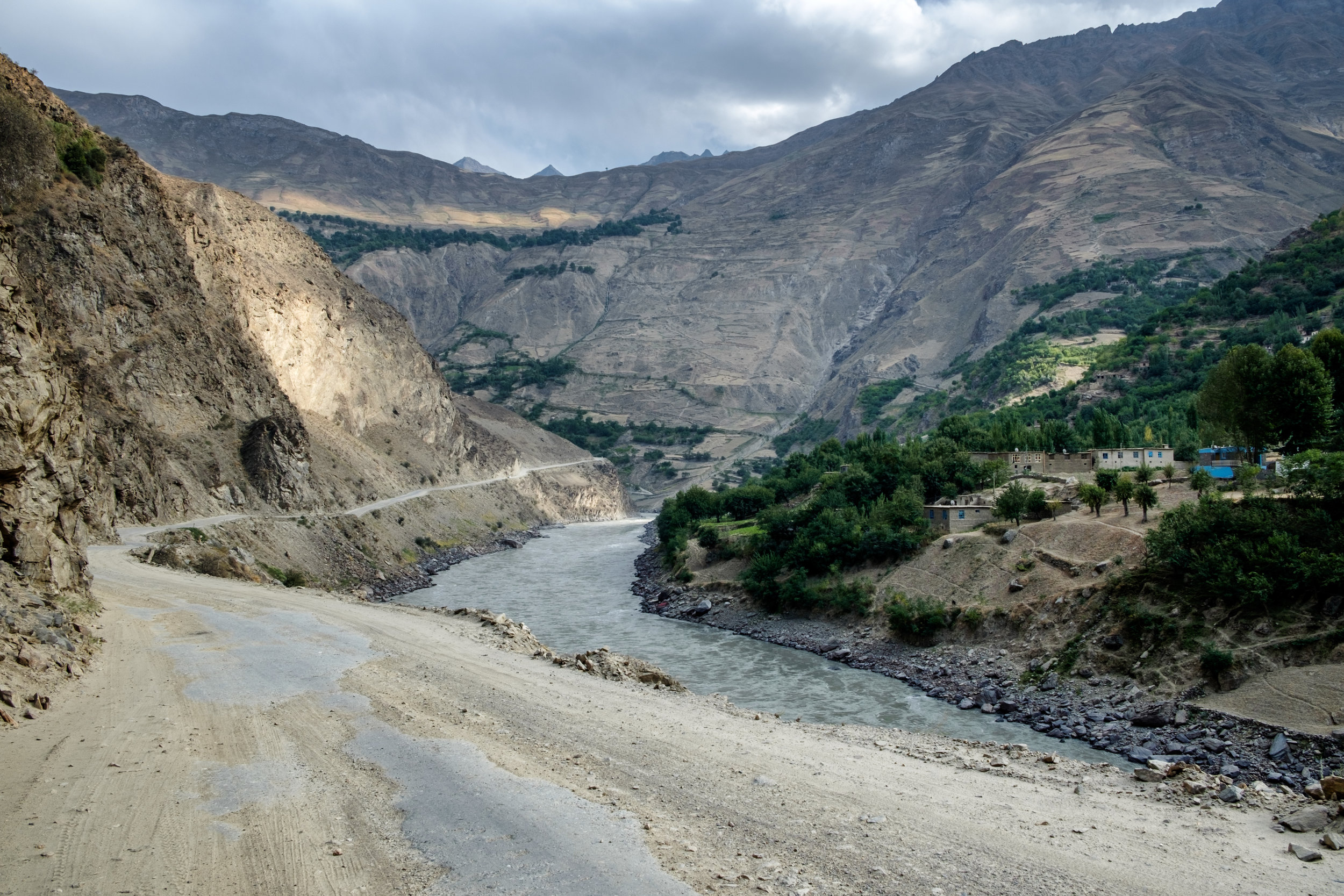 À gauche, le Tadjikistan, à droite, l'Afghanistan.
