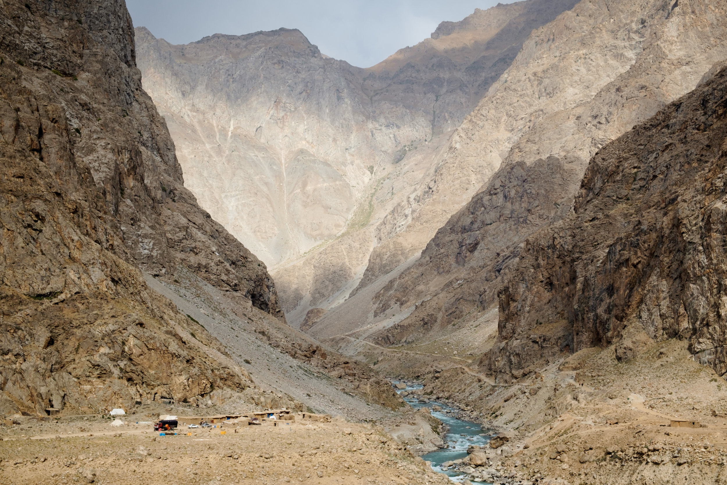 Les haute falaises, côté afghan. Le paysage semble sorti d'une autre planète.
