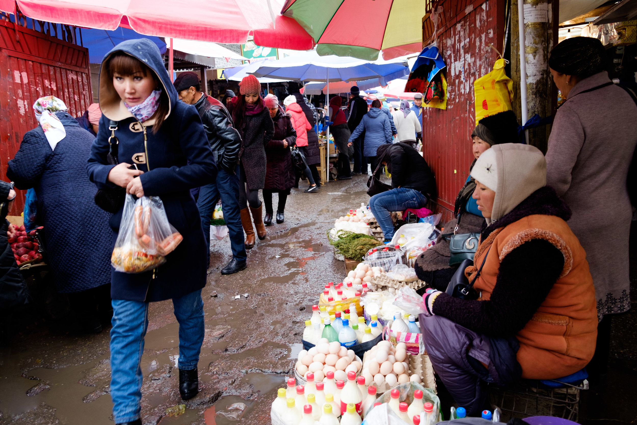 Pluie, boue et froid au bazaar de Bichkek.