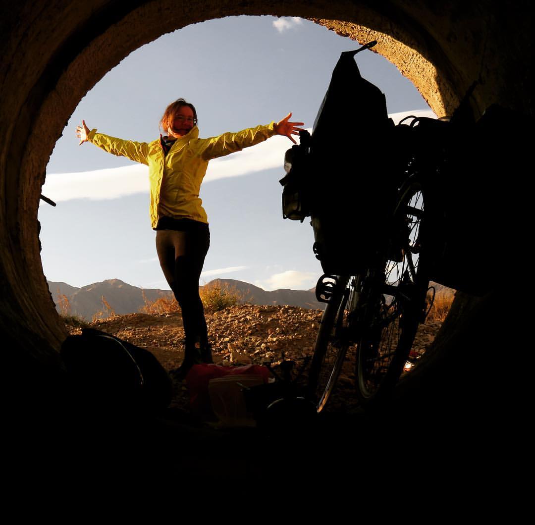 Après une nuit dans un tunnel sous la route, en Chine. (photo fournie)
