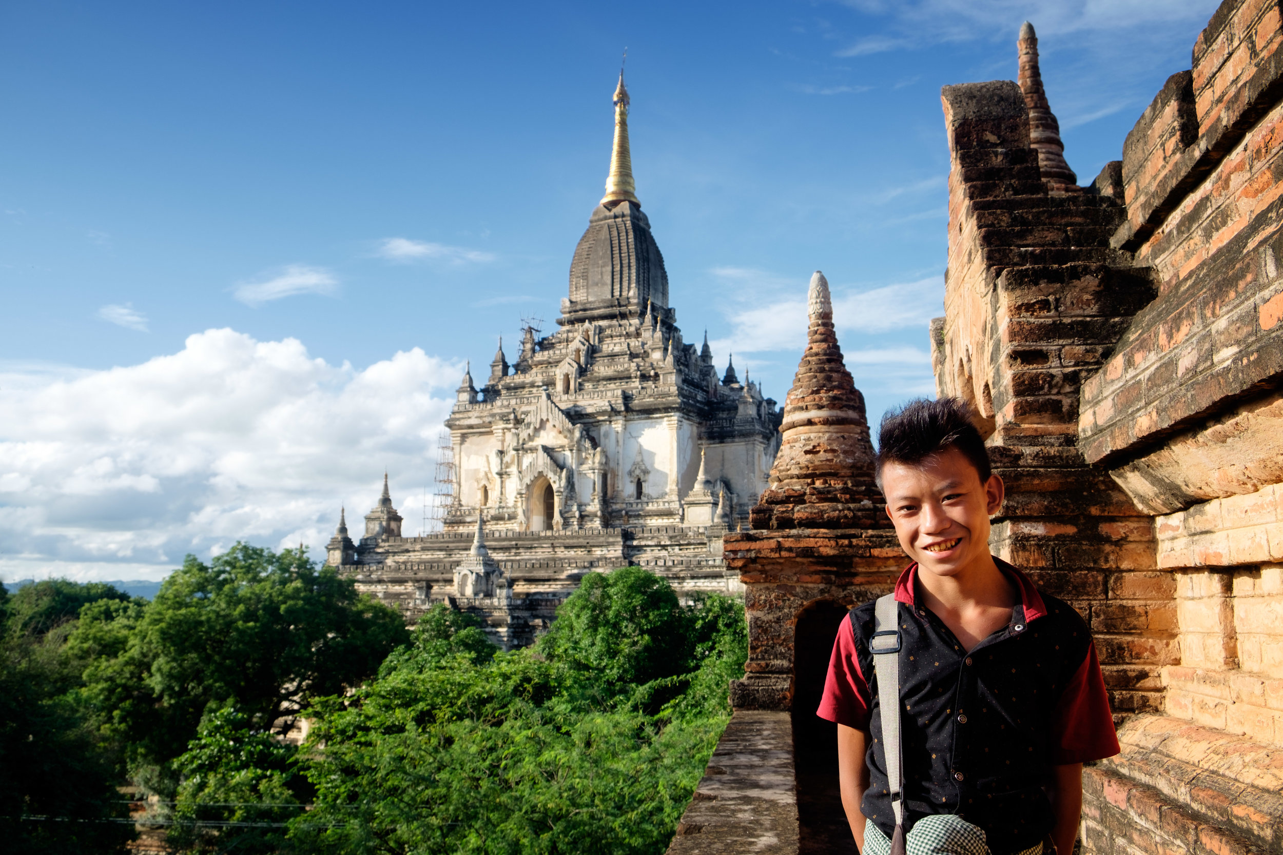 Mau Mau, un des vendeurs du temple. Le temple blanc à l'arrière date de 1144 !