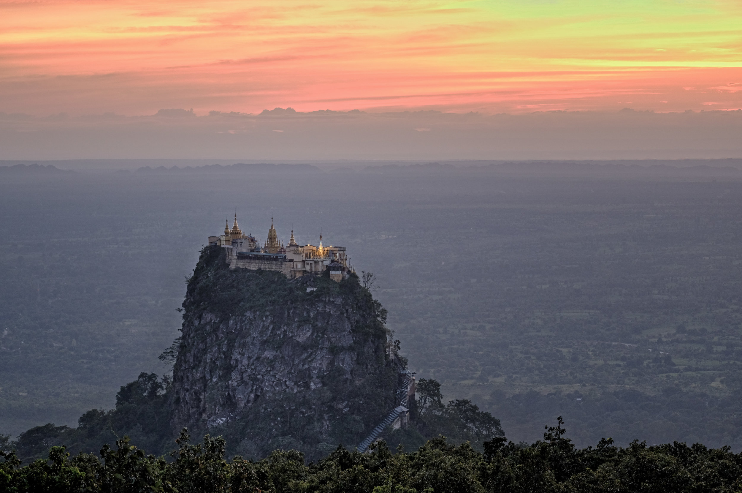 Le monastère sur le bouchon volcanique au Mont Popa.