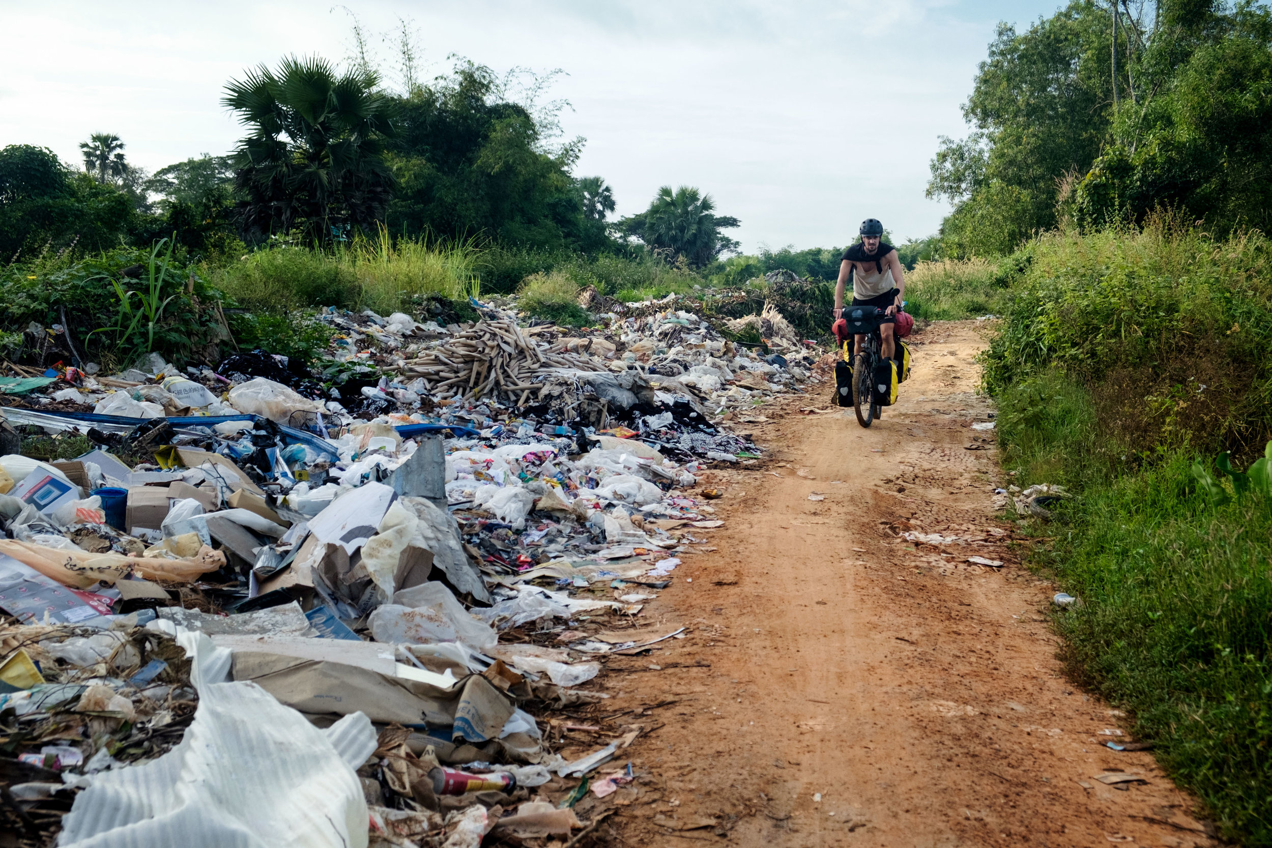 Ce à quoi ressemble réellement le chemin entre la route et notre campement. Bucolique.