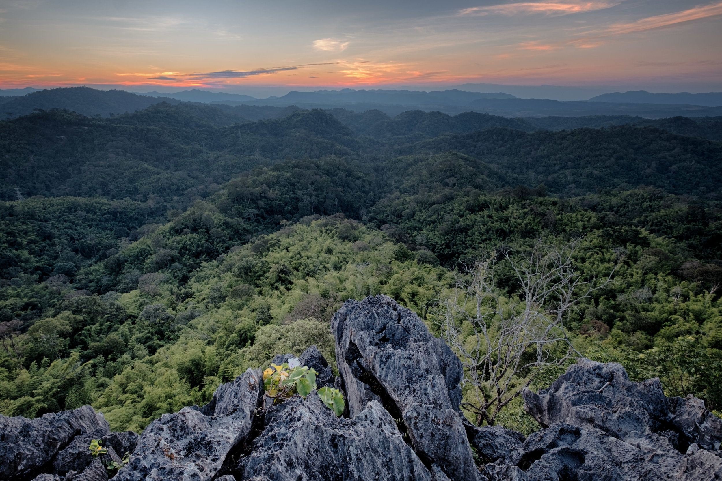 Coucher de soleil sur un rocher au parc national Nam Nao en Thaïlande.