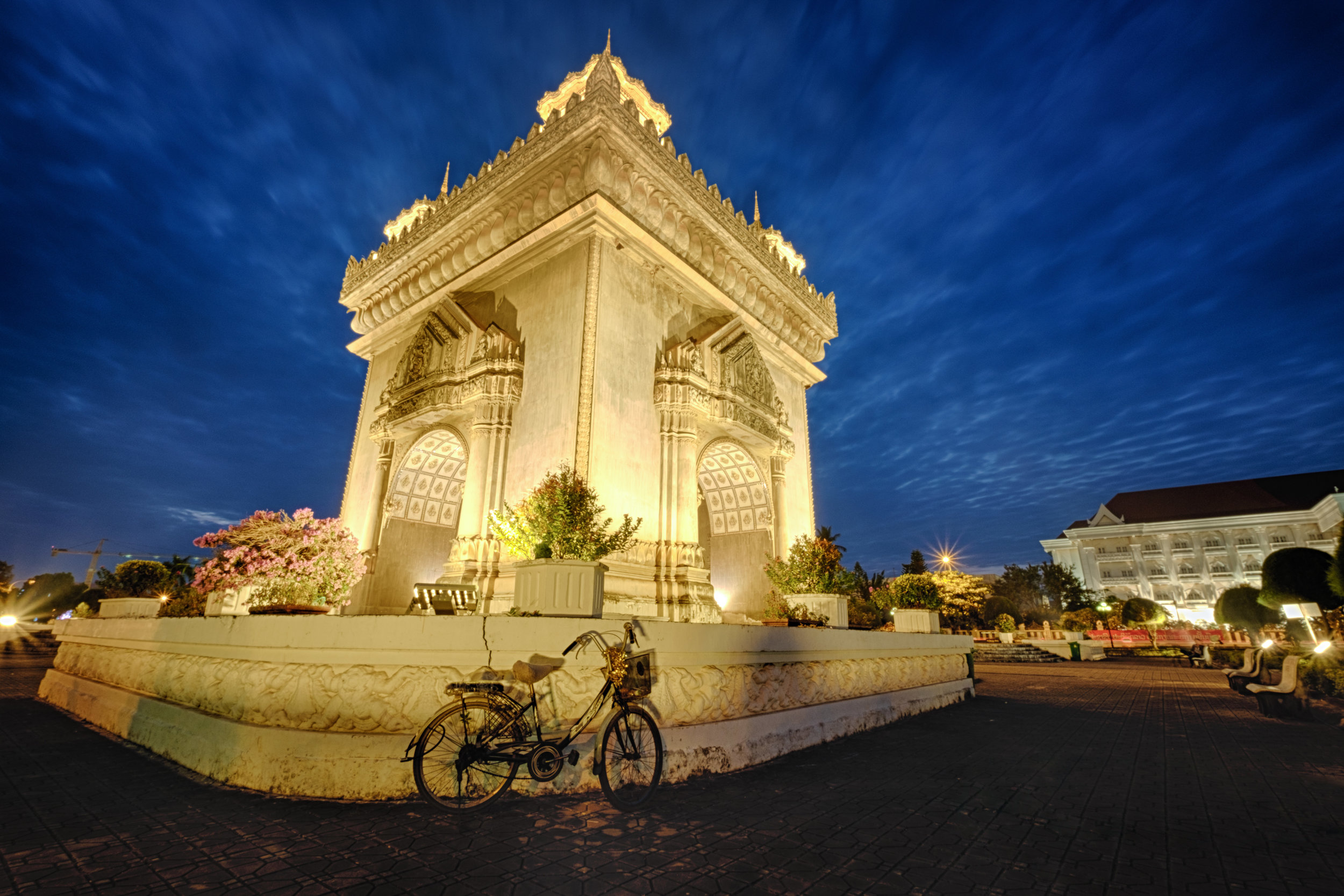 L'arc de triomphe Patuxai est dédié aux personnes ayant combattu la France lors de l'indépendance.