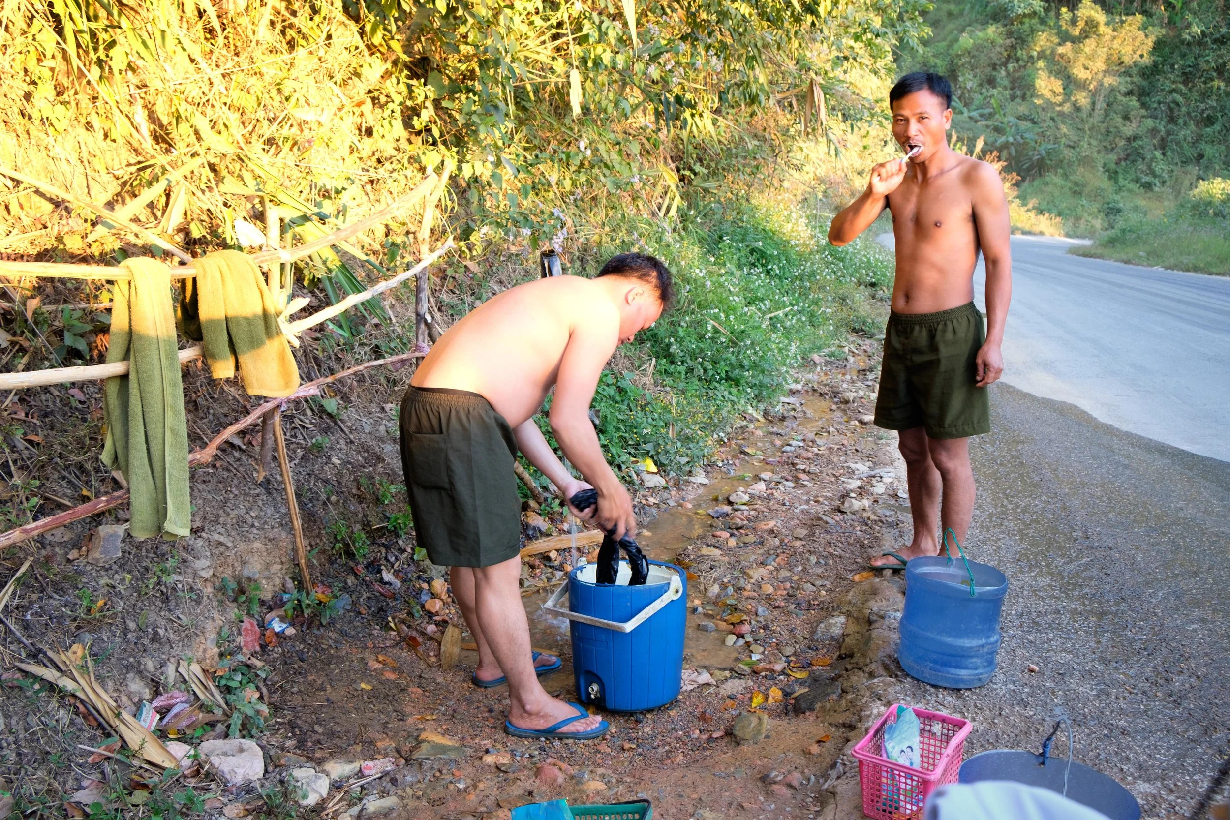 Une source, lieu pour la douche, la lessive et se brosser les dents.