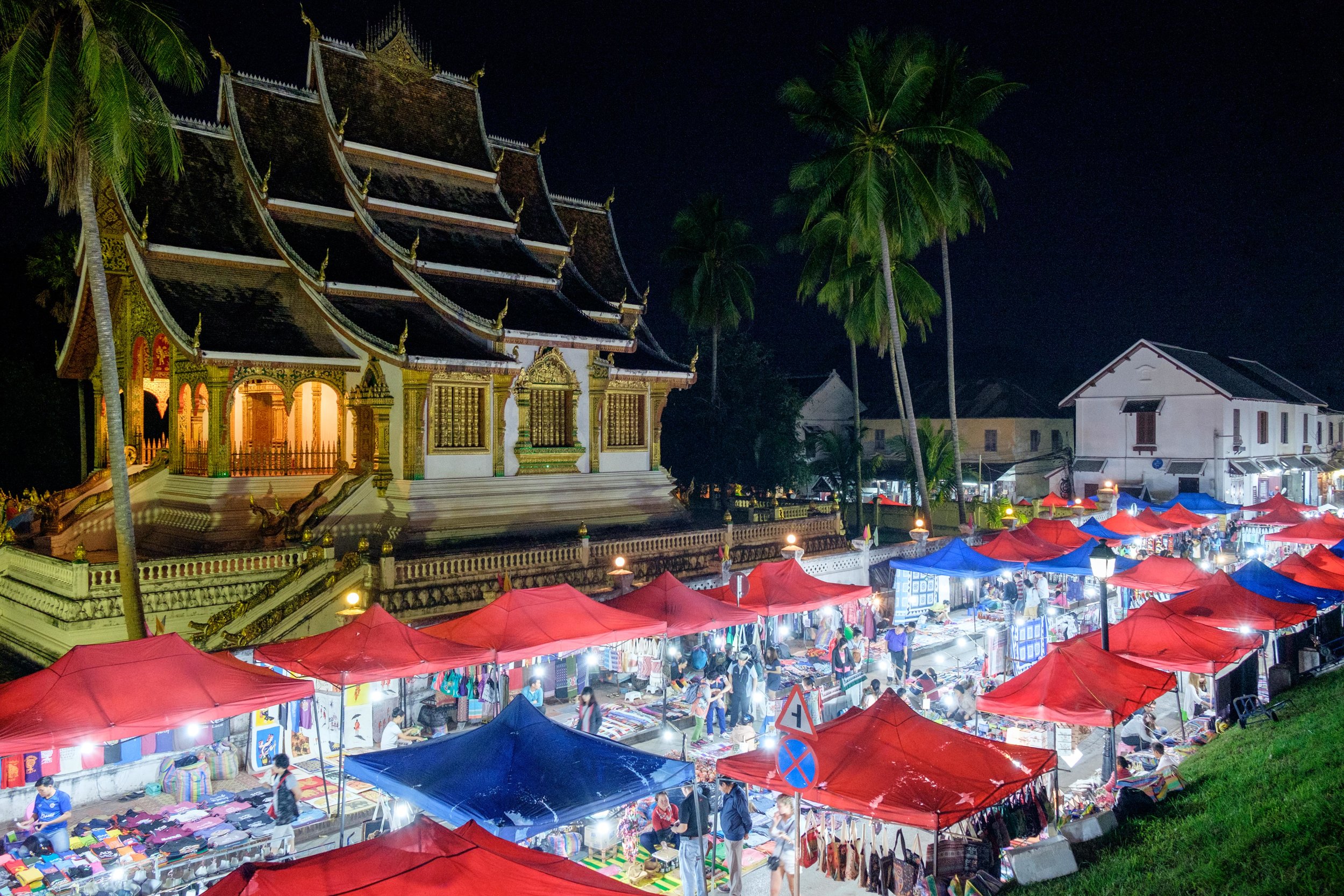 Le marché de nuit de Luang Prabang. Encore plus occupé que durant la journée.