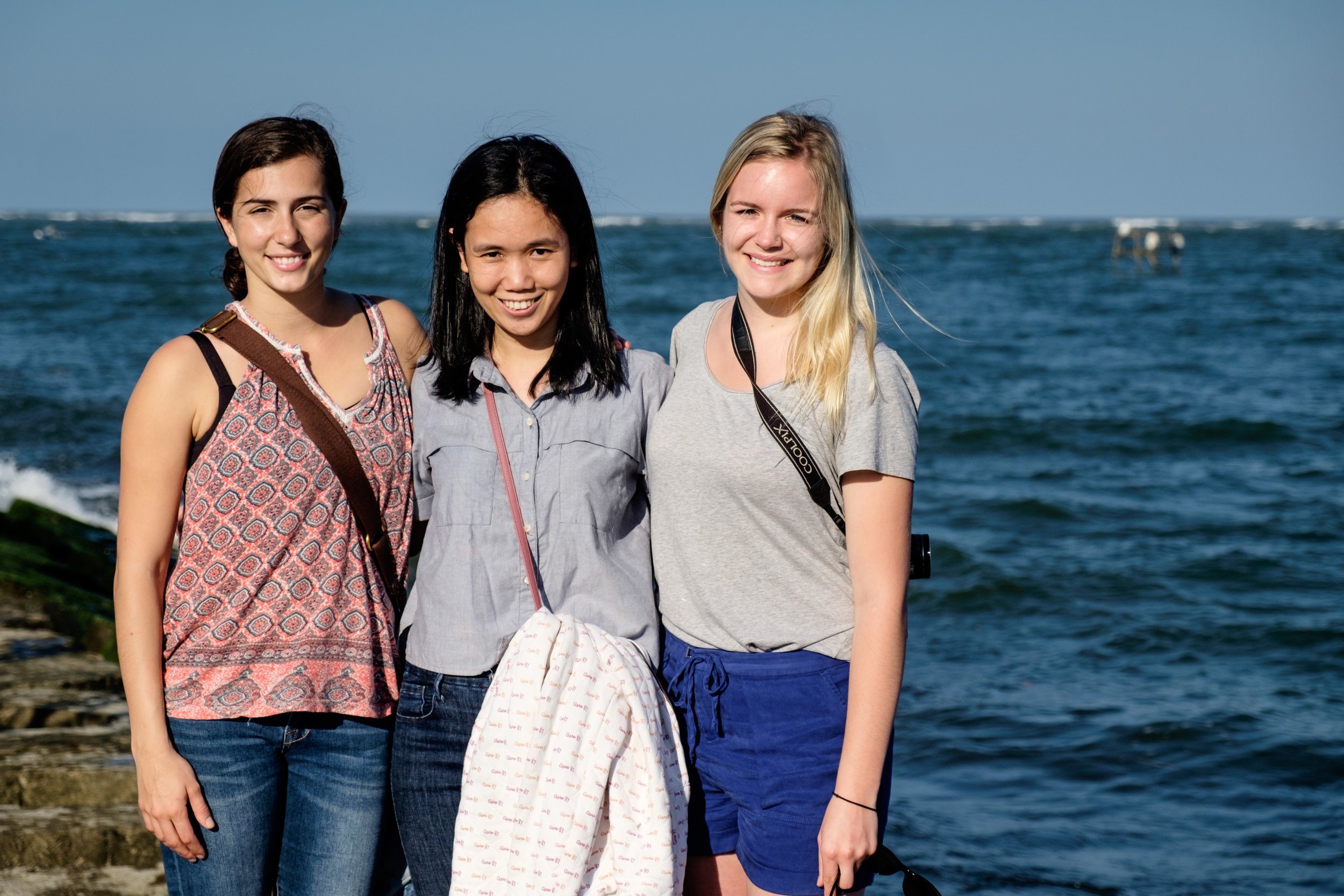 Gabrielle, Hieu, soeur de Trach, et Allison, lors d'une visite de la campagne.