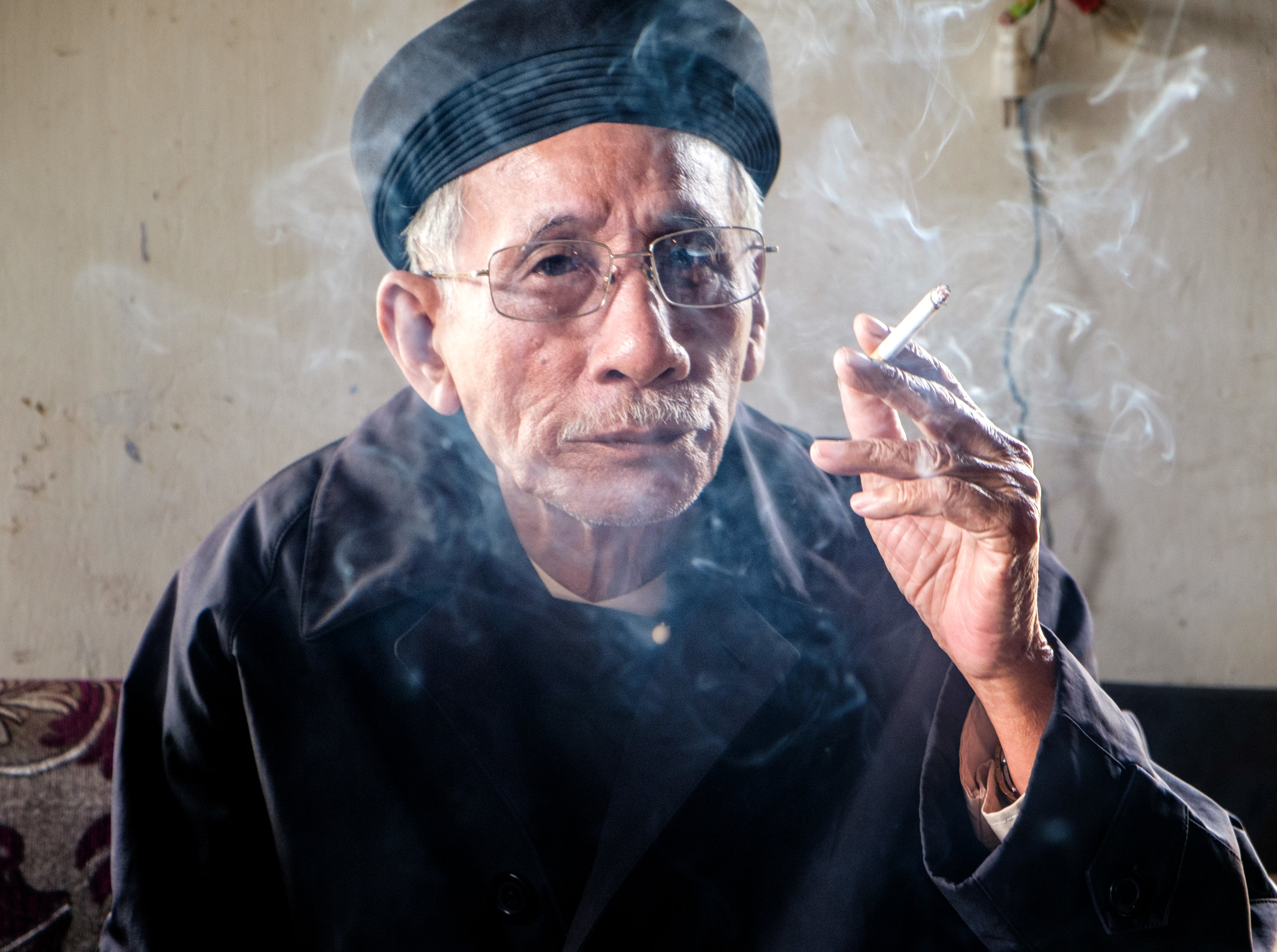 Fumeur au village, frère du grand-père décédé.