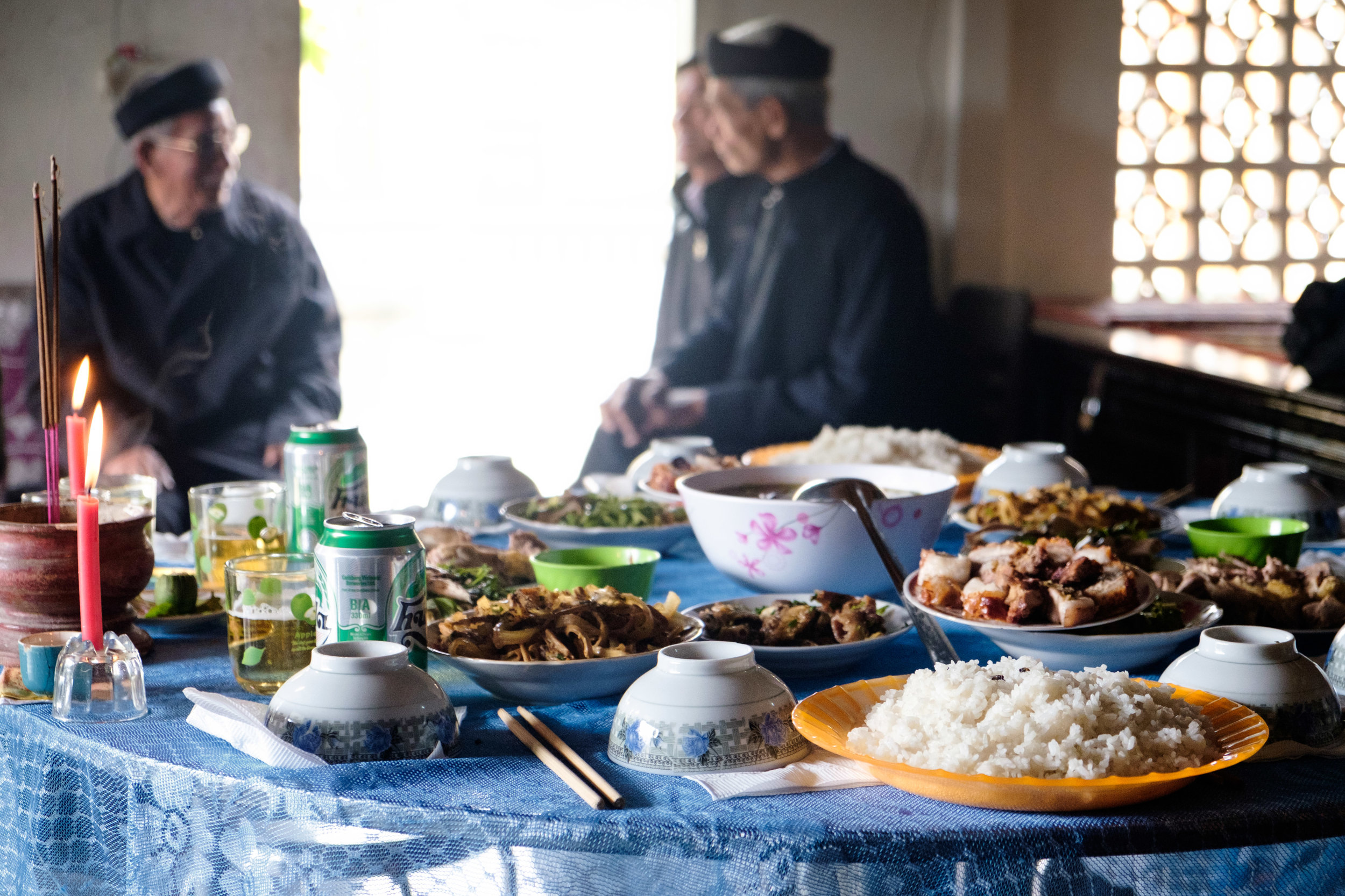 Repas de famille au village, avec un peu de mouches sur le riz.