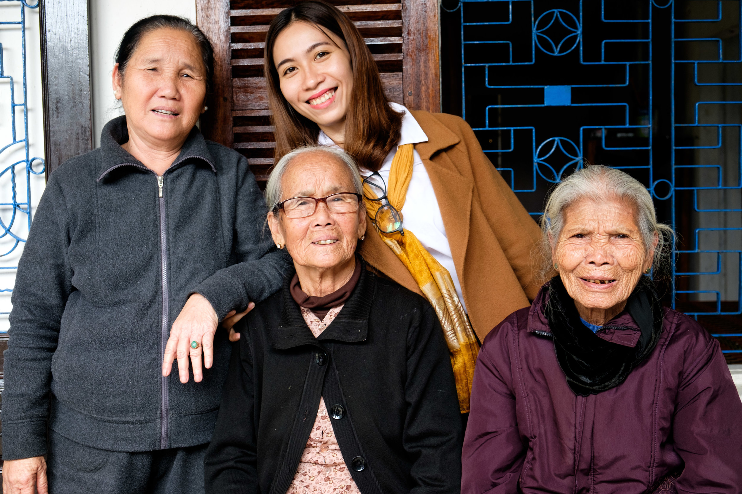 Vinh, au centre, avec des membres de sa belle-famille.
