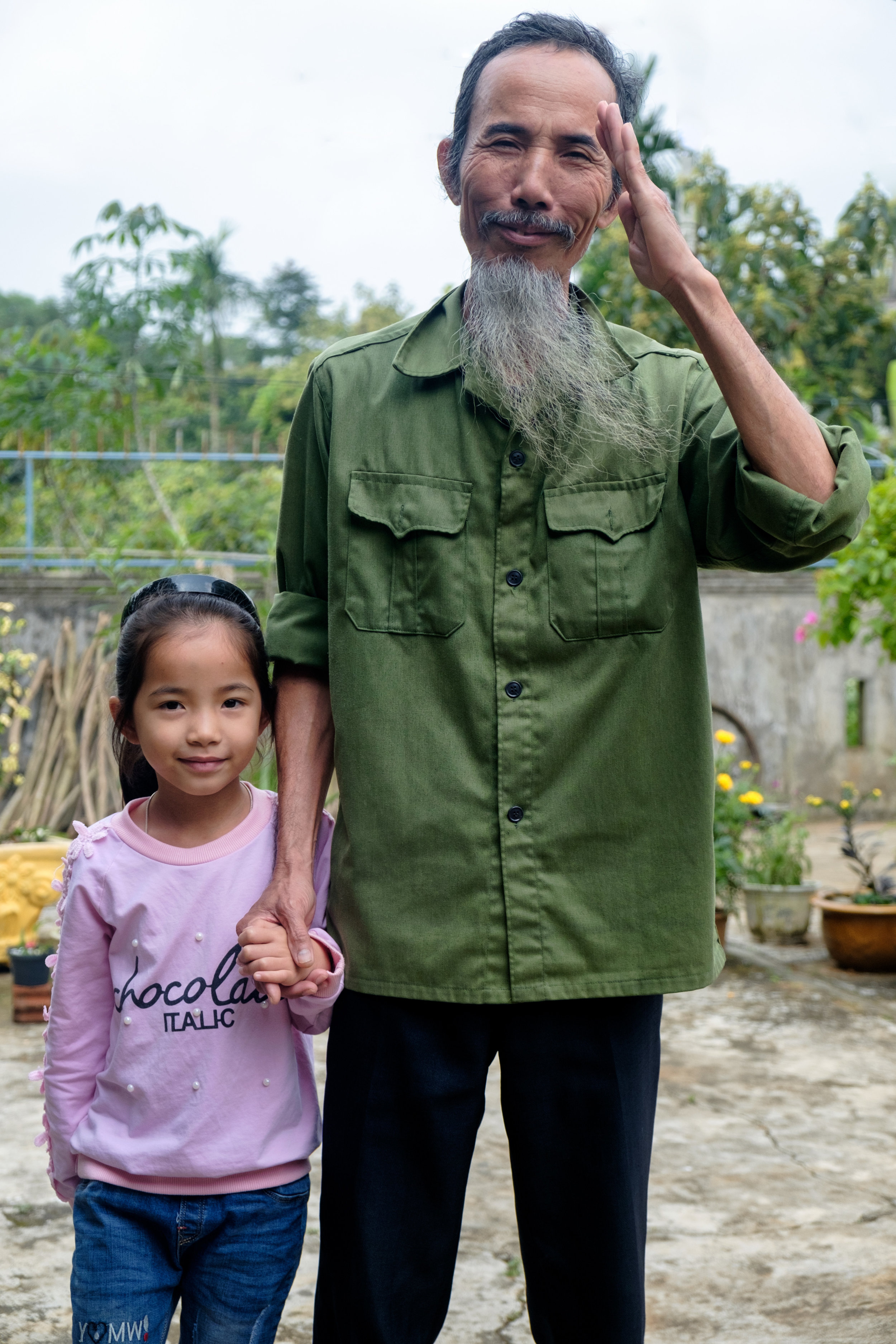 Un père vietnamien ressemblant étrangement à Hô Chi Minh, et sa fille.