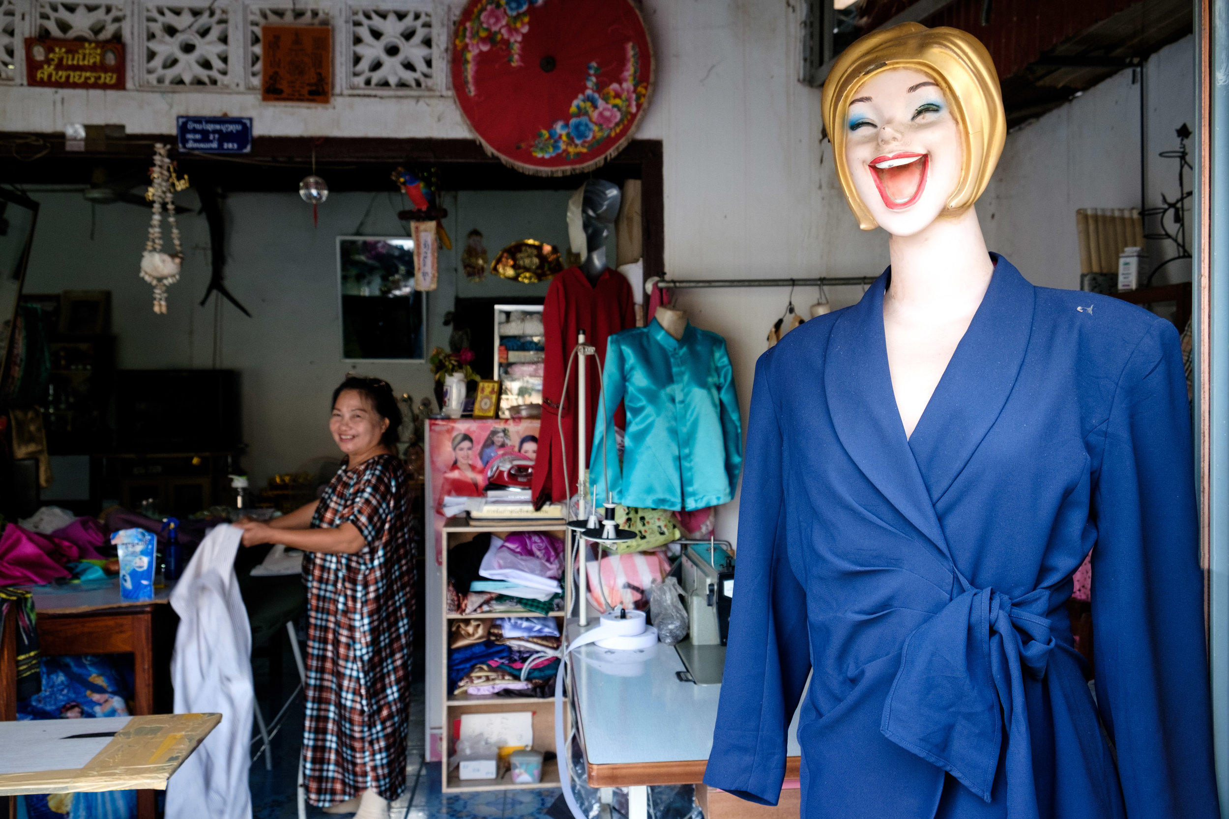Couturière souriante à Savannakhet.