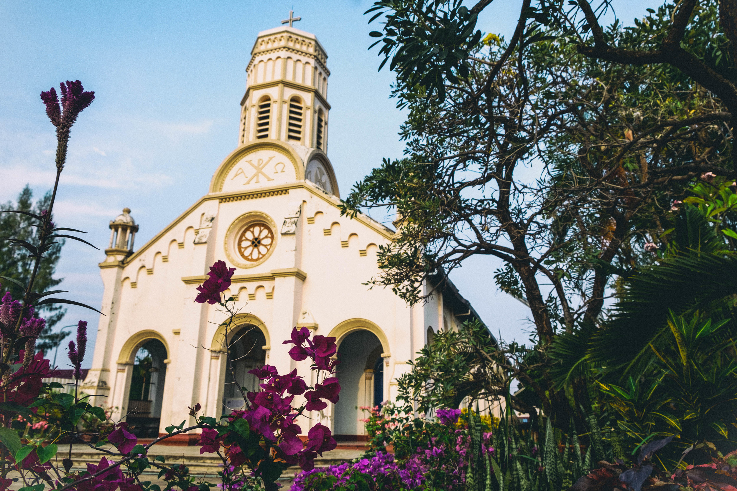 Autant au Vietnam qu'au Laos, c'est étonnant de voir le nombre d'églises un peu partout en ville comme en campagne.