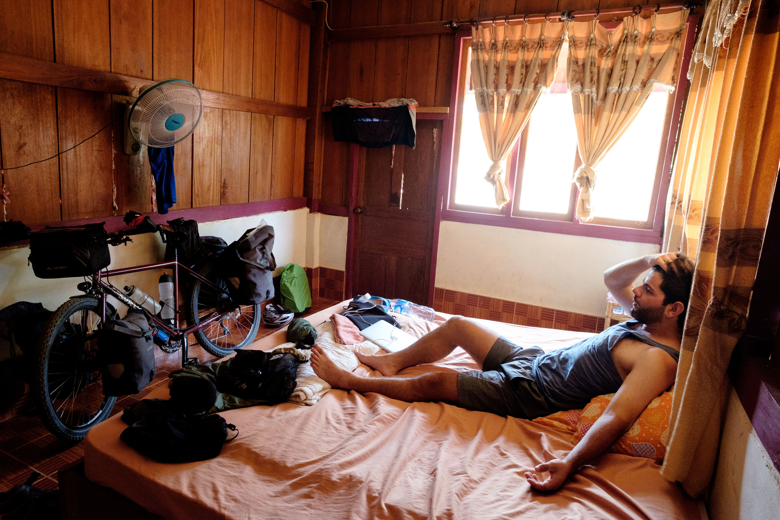 Une chaleur étouffante dans cette chambre sans moustiquaire, donc aux fenêtres fermées. Et un beau bronzage de vélo !