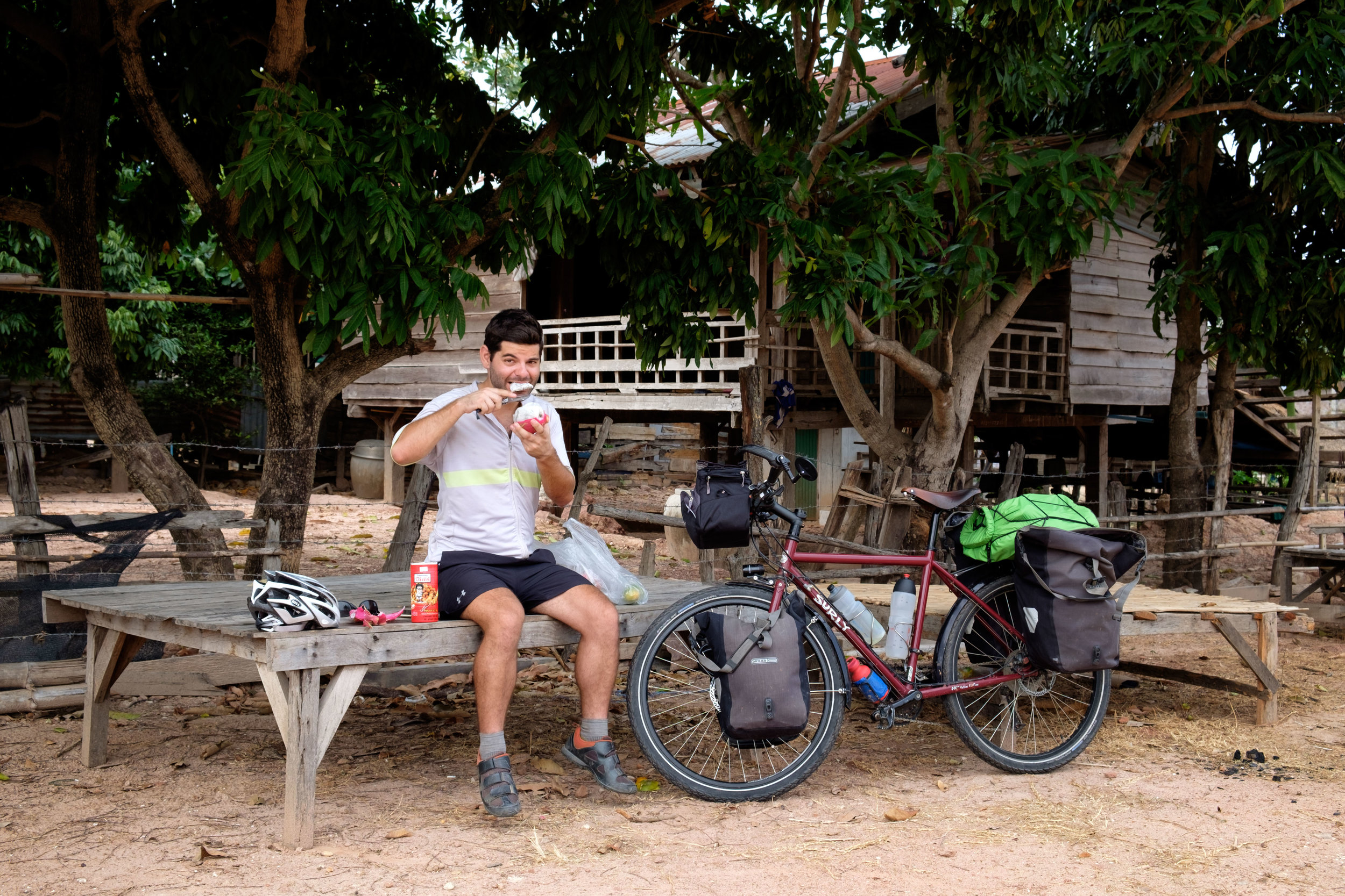 Pause fruitée sur le bord de la route.