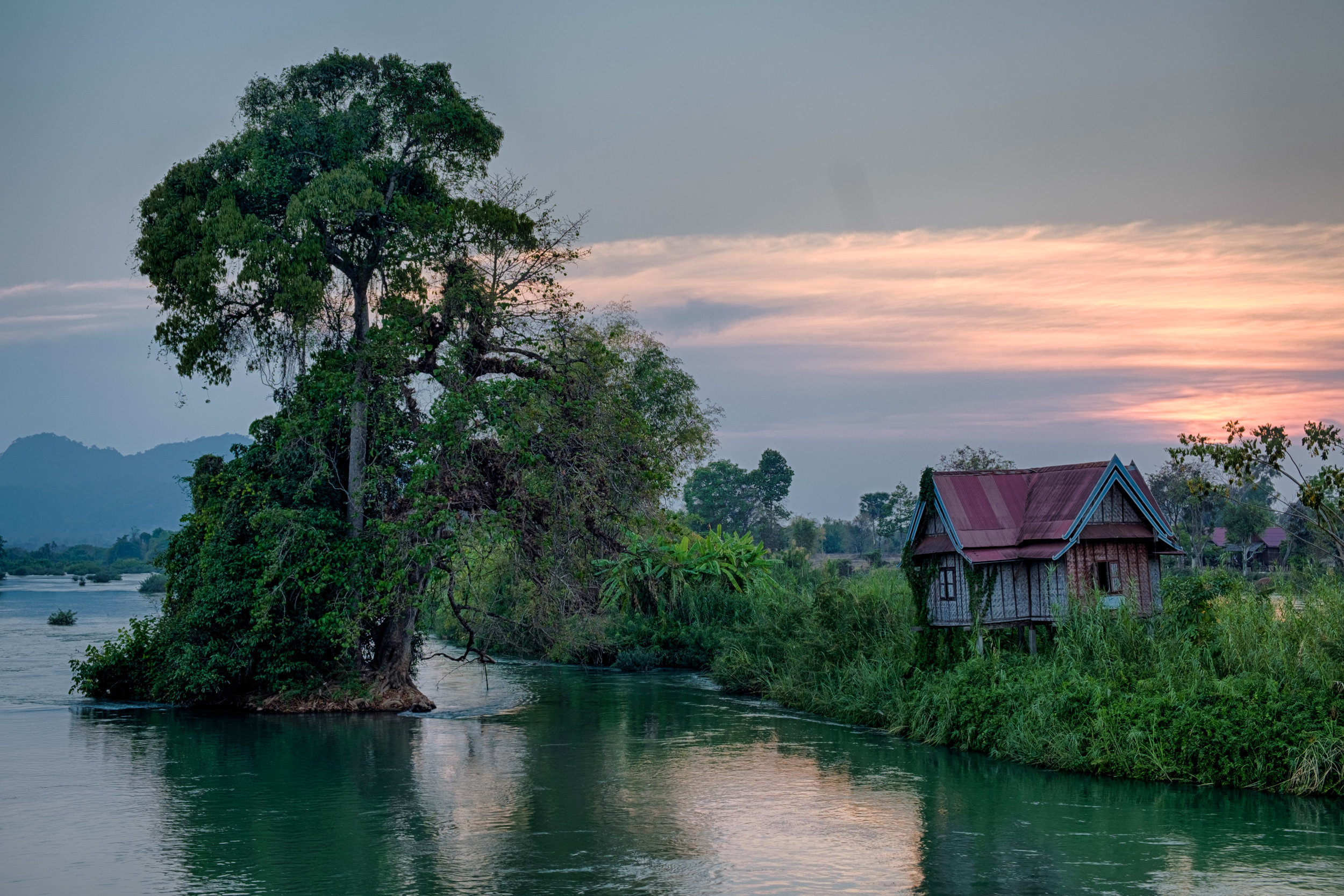 Maison sur une île au milieu de la rivière.