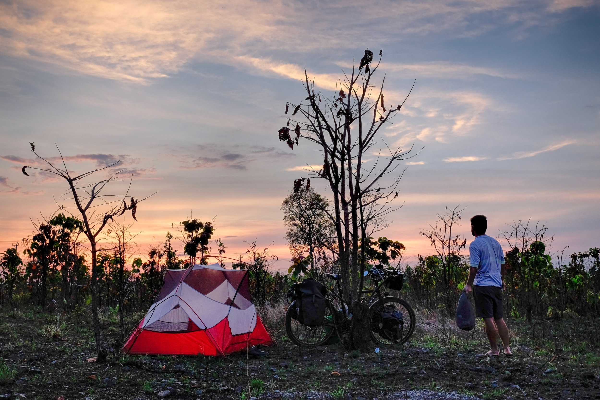 Autre nuit de camping à monter ma tente tout en regardant le ciel.