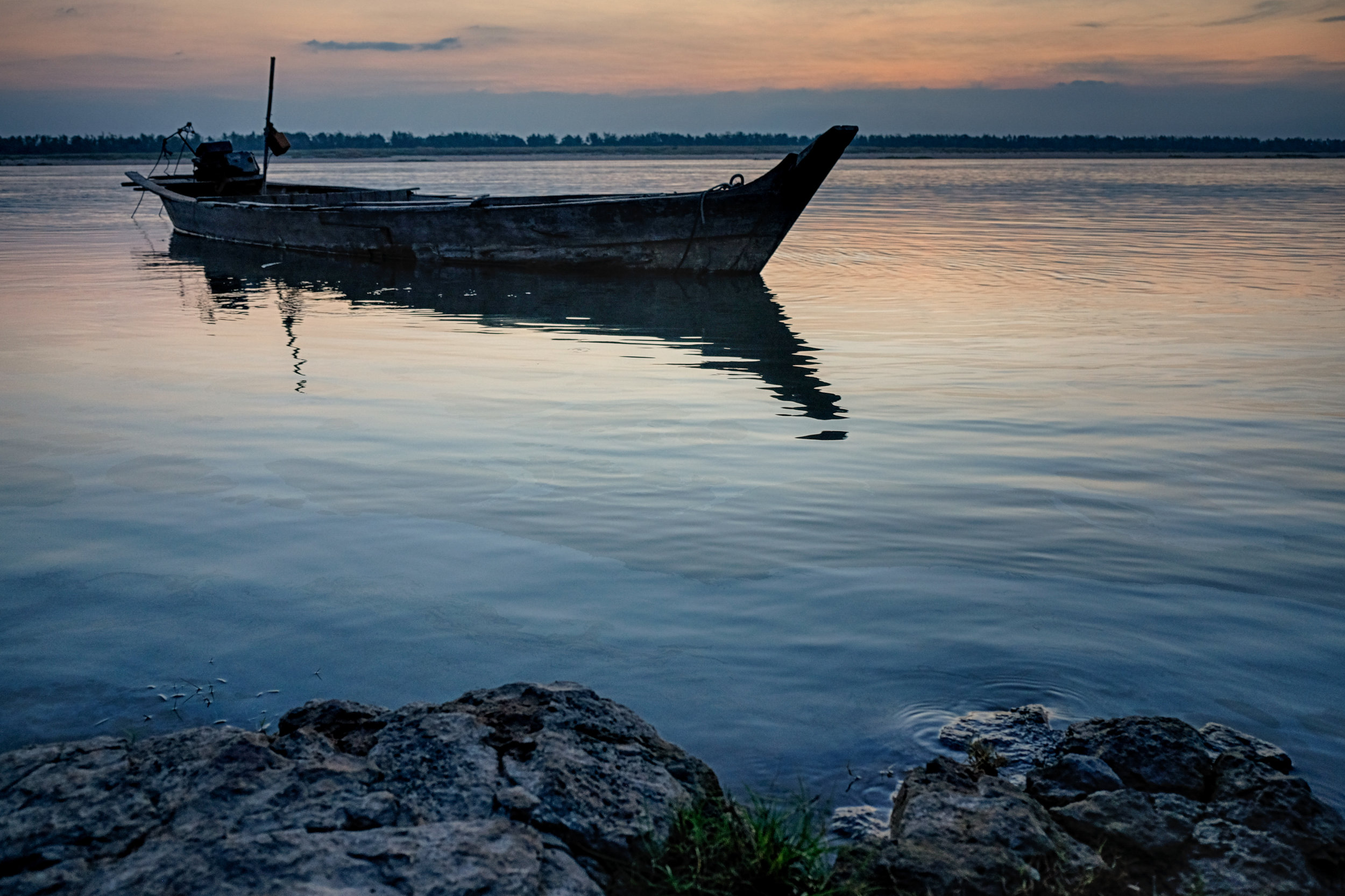 Bateau ancré près de Kratie, au Cambodge.
