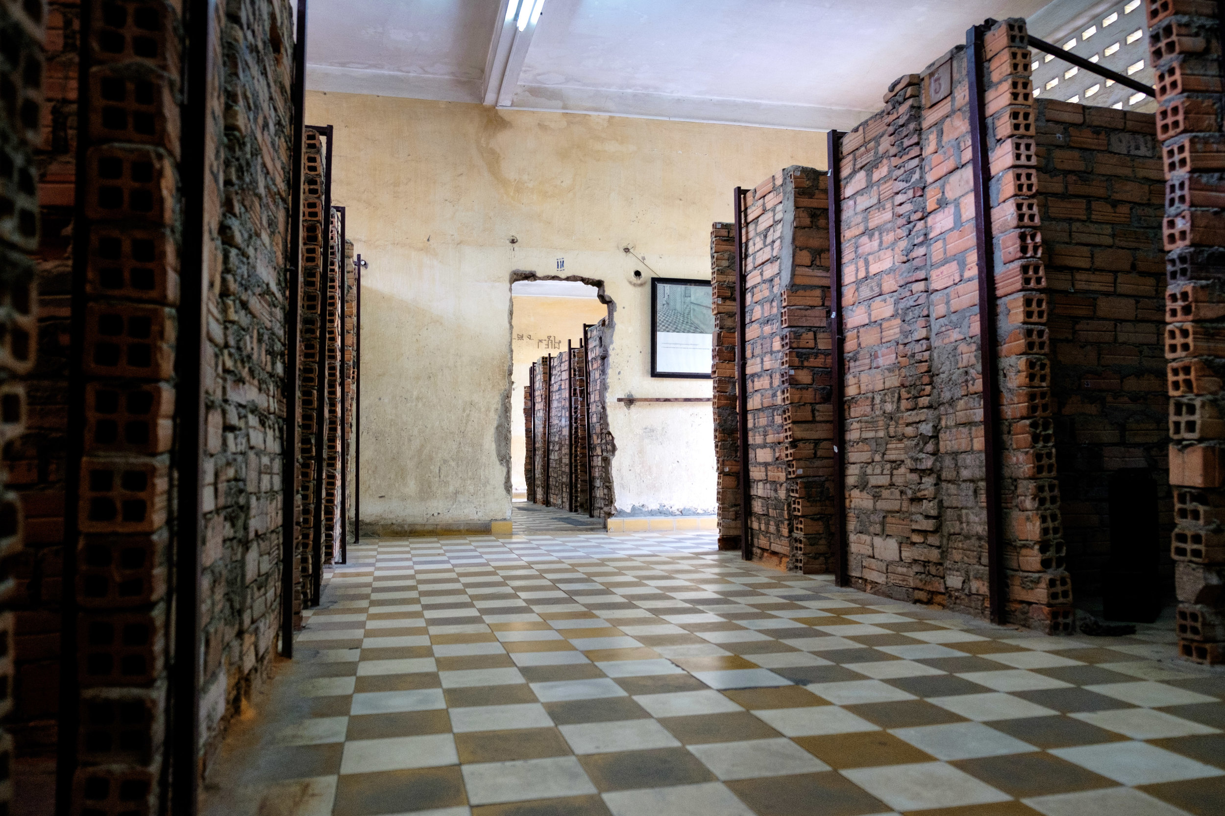 À l'intérieur des salles de cours, des murs en briques ont été bâtis pour séparer les cellules.