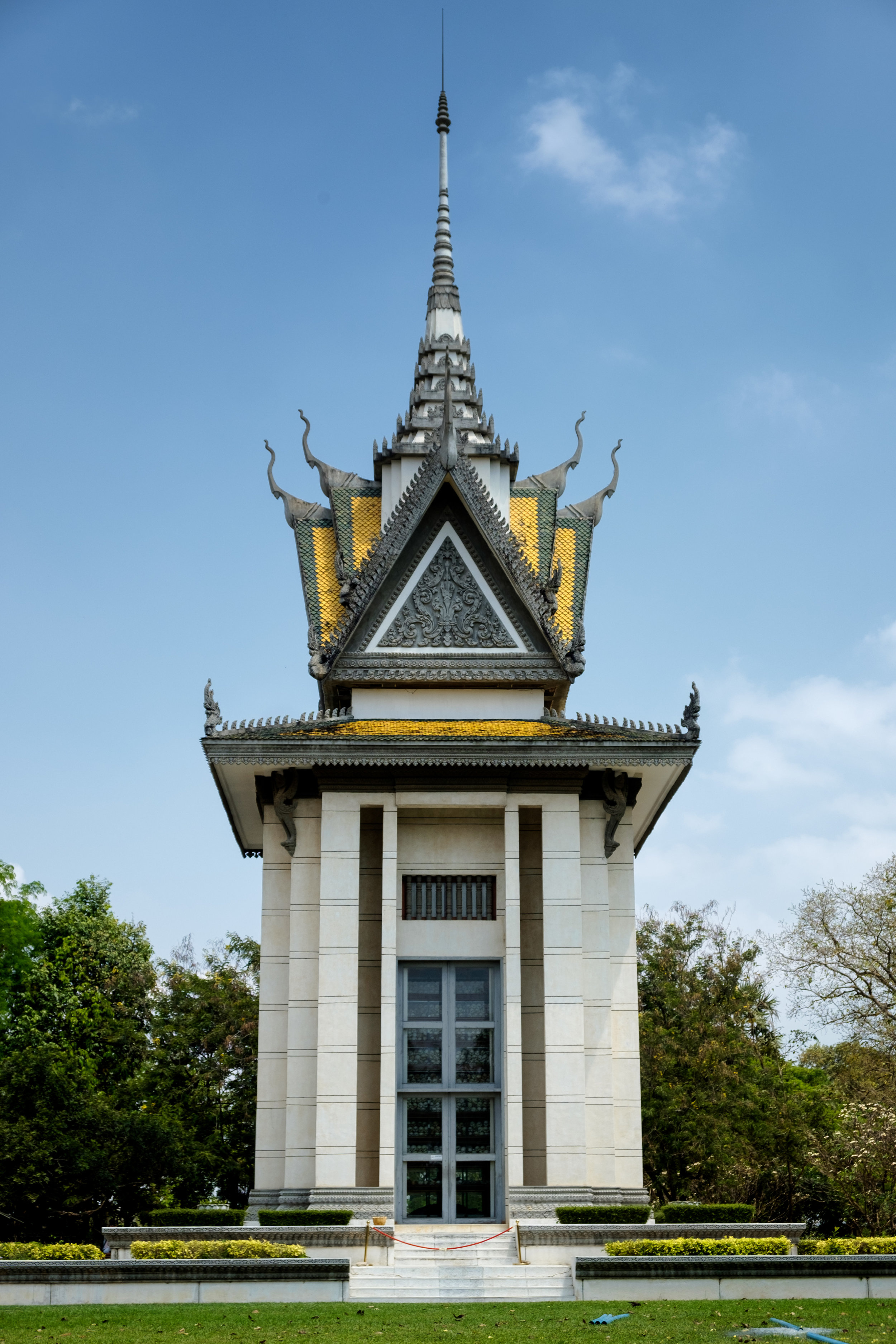 À l'intérieur de ce bâtiment se trouvent des centaines de crânes retrouvés dans le champ avoisinant...