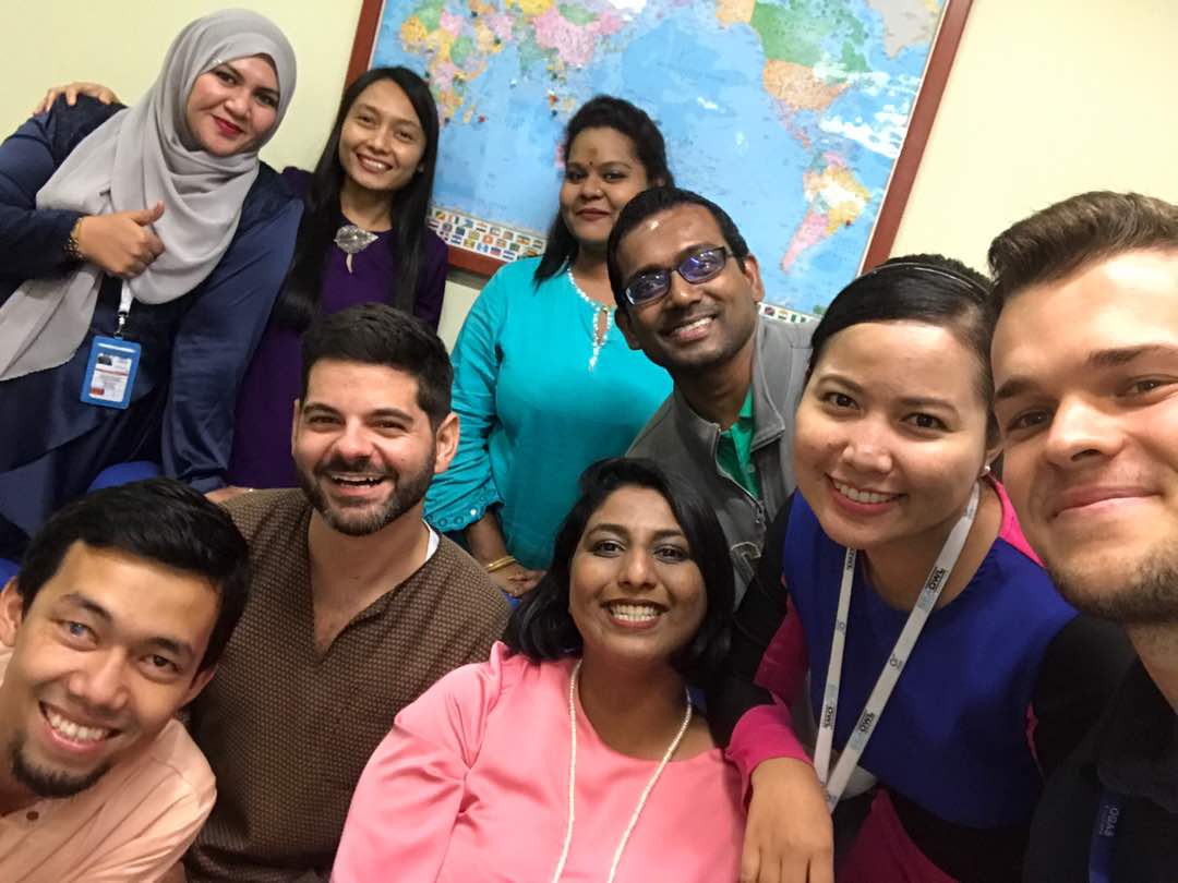 Avec mes nouveaux collègues de travail, tous habillés de façon traditionnelle pour la fin du Ramadan.