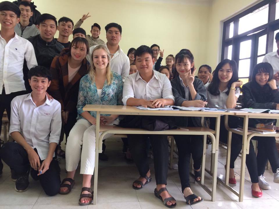 Avec des étudiants du collège où elle travaillait.