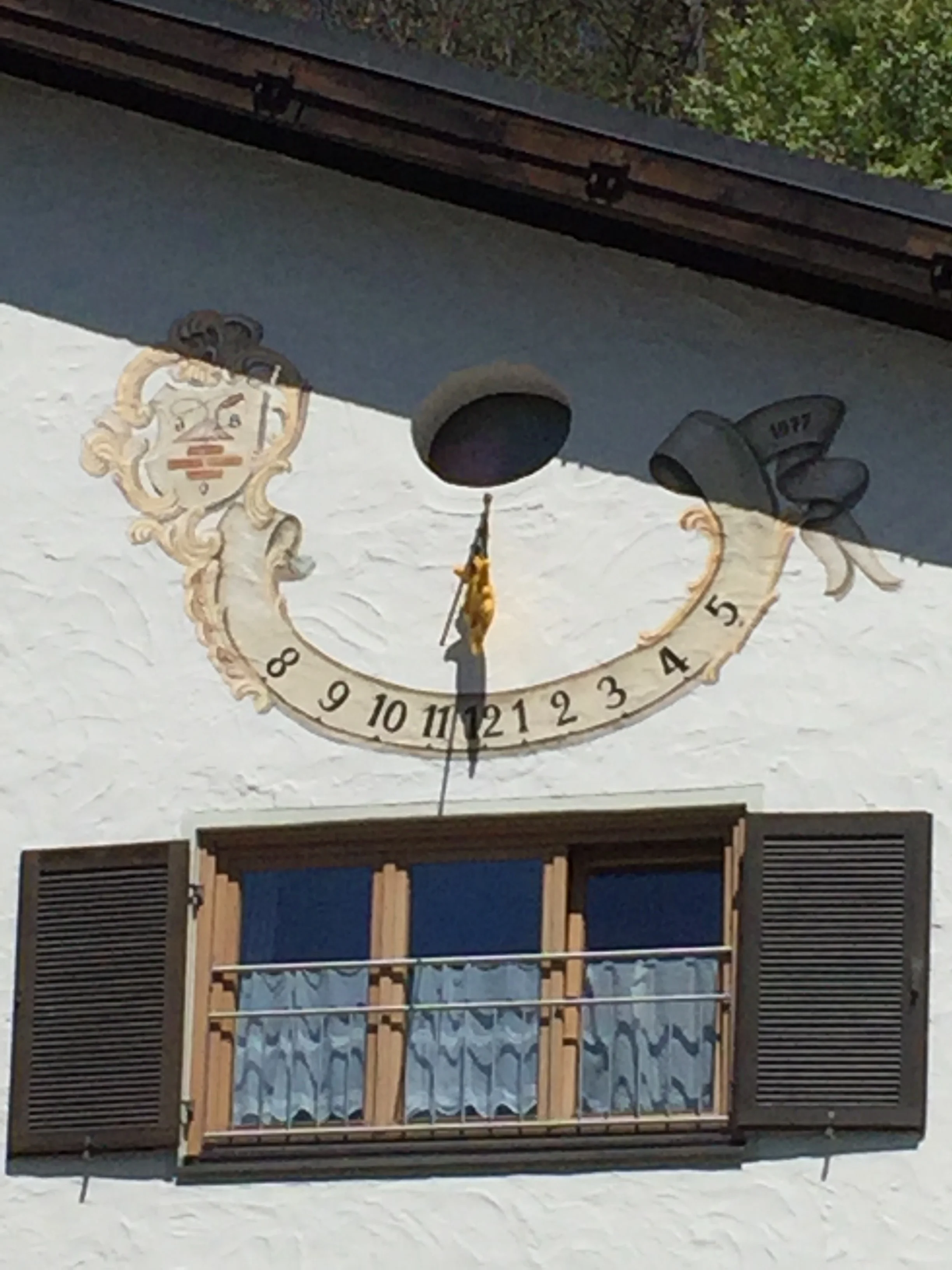 L'horloge solaire directement sur la maison.