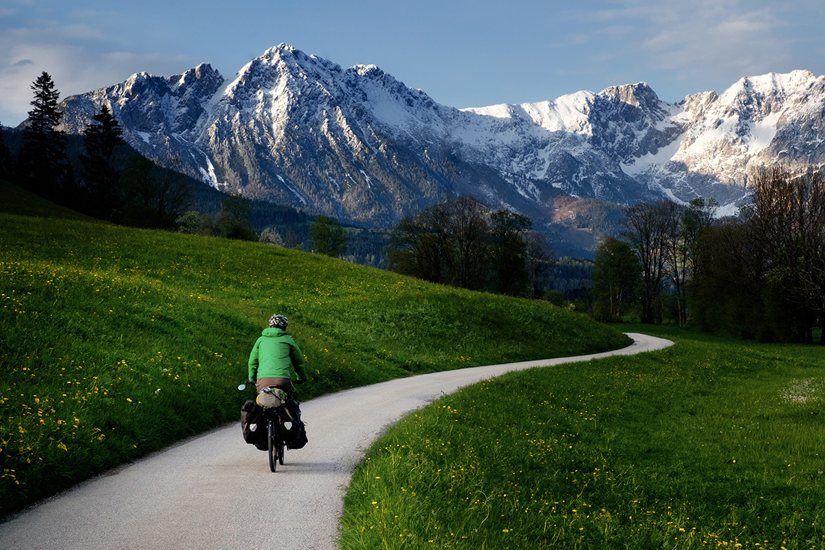 Serpentant les pistes cyclables de l'Autriche. Cliquez pour le texte original .