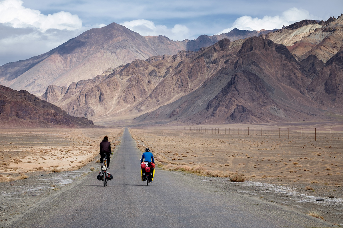 Mes amis Pierre et Freddy, côte à côte dans le Pamir. Cliquez pour le texte original .