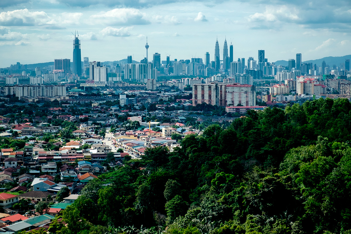 La ville, vue des montagnes à l'est.