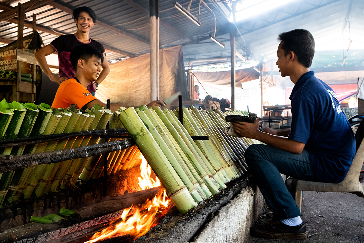 La préparation du Lemang ne saurait être plus artisalane.